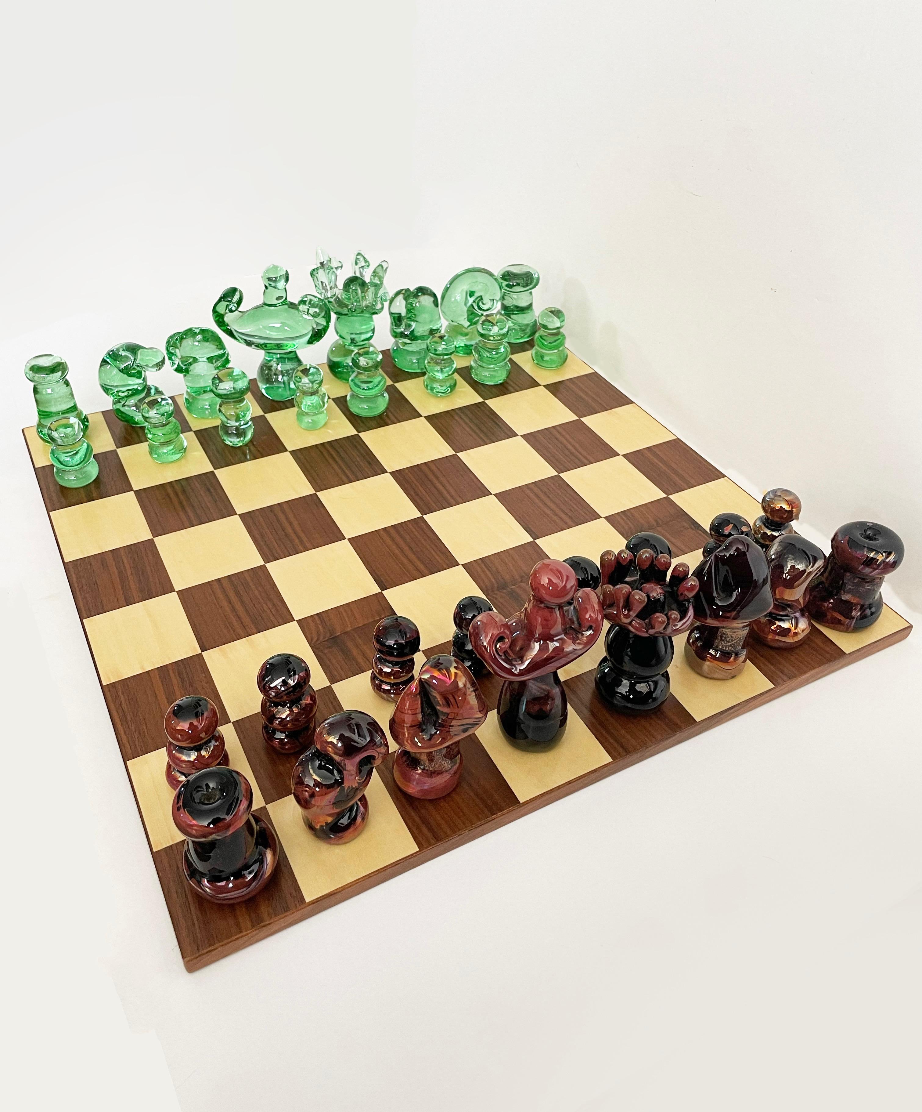 Superbe jeu d'échecs en verre de Murano composé de pièces juteuses soufflées à la main. Pas d'ébréchures ni de fissures, acheté auprès d'un collectionneur qui a acheté en Italie vers 1990. Planche en bois incluse.