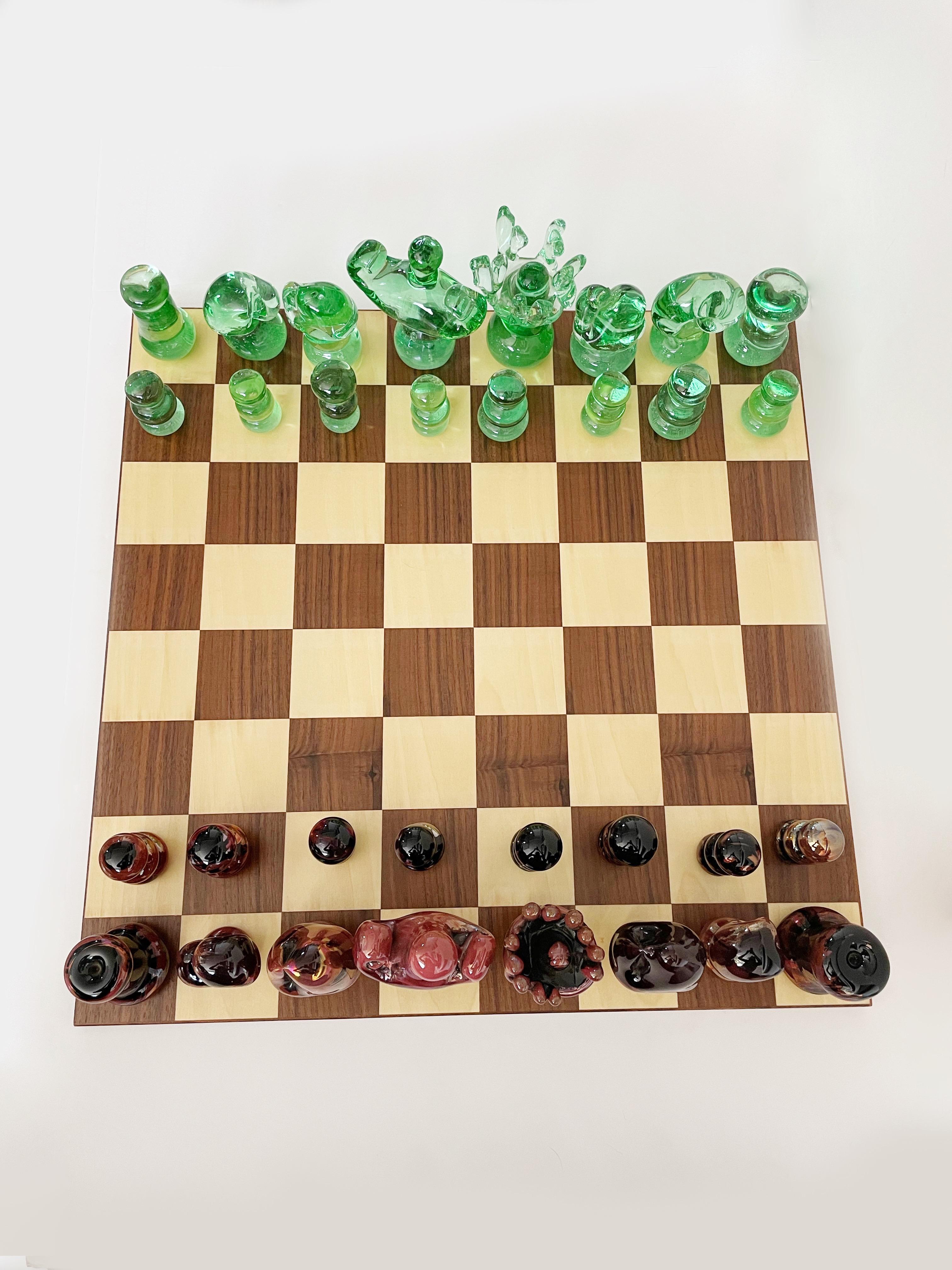 Verre de Murano Ensemble d'échecs en verre d'art de Murano et planche de bois incrustée en vente