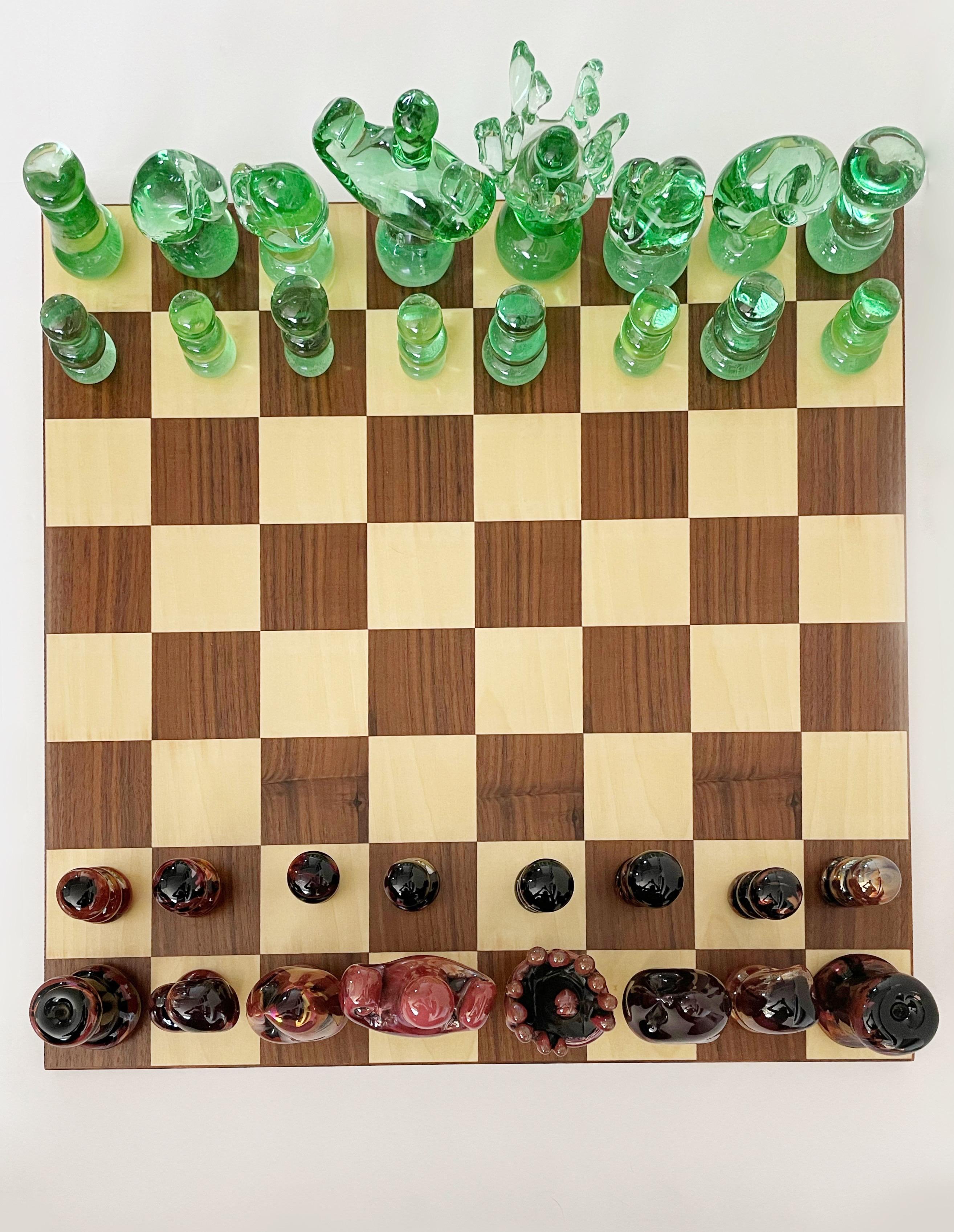 Ensemble d'échecs en verre d'art de Murano et planche de bois incrustée en vente 1