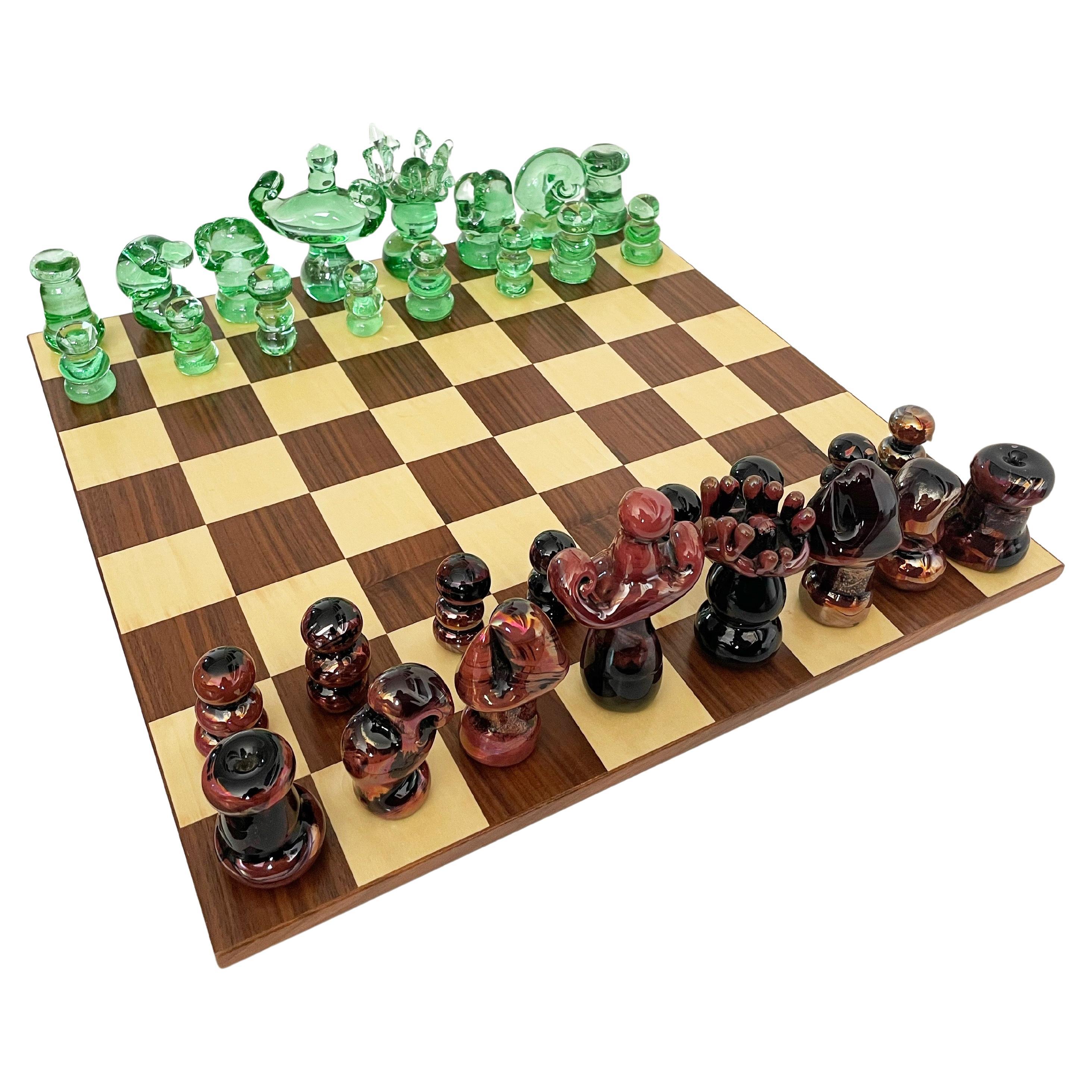 Ensemble d'échecs en verre d'art de Murano et planche de bois incrustée en vente
