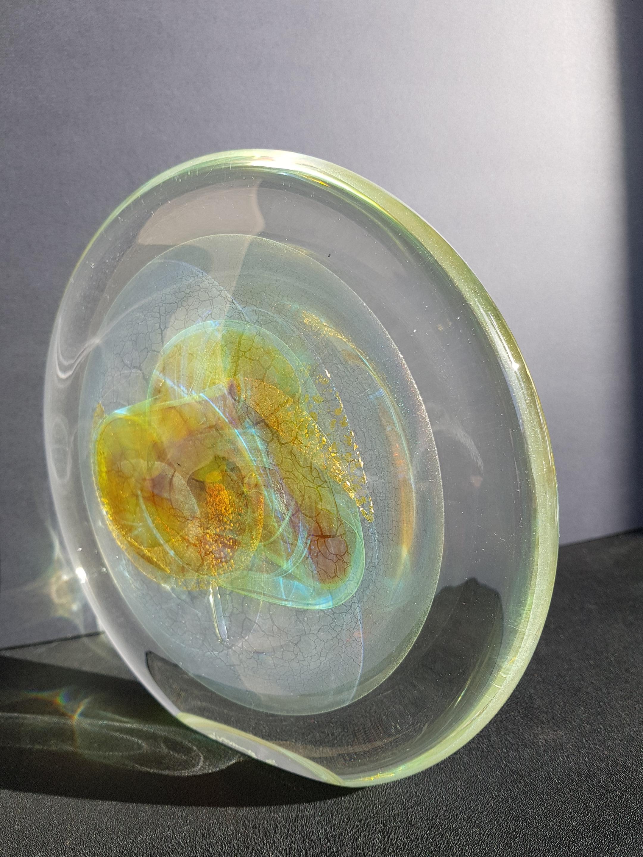 Fatto a mano Art Glass Nebula Sculpture Disc Cosmic Iridescent Opalescent OuterSpace Orb Star in vendita