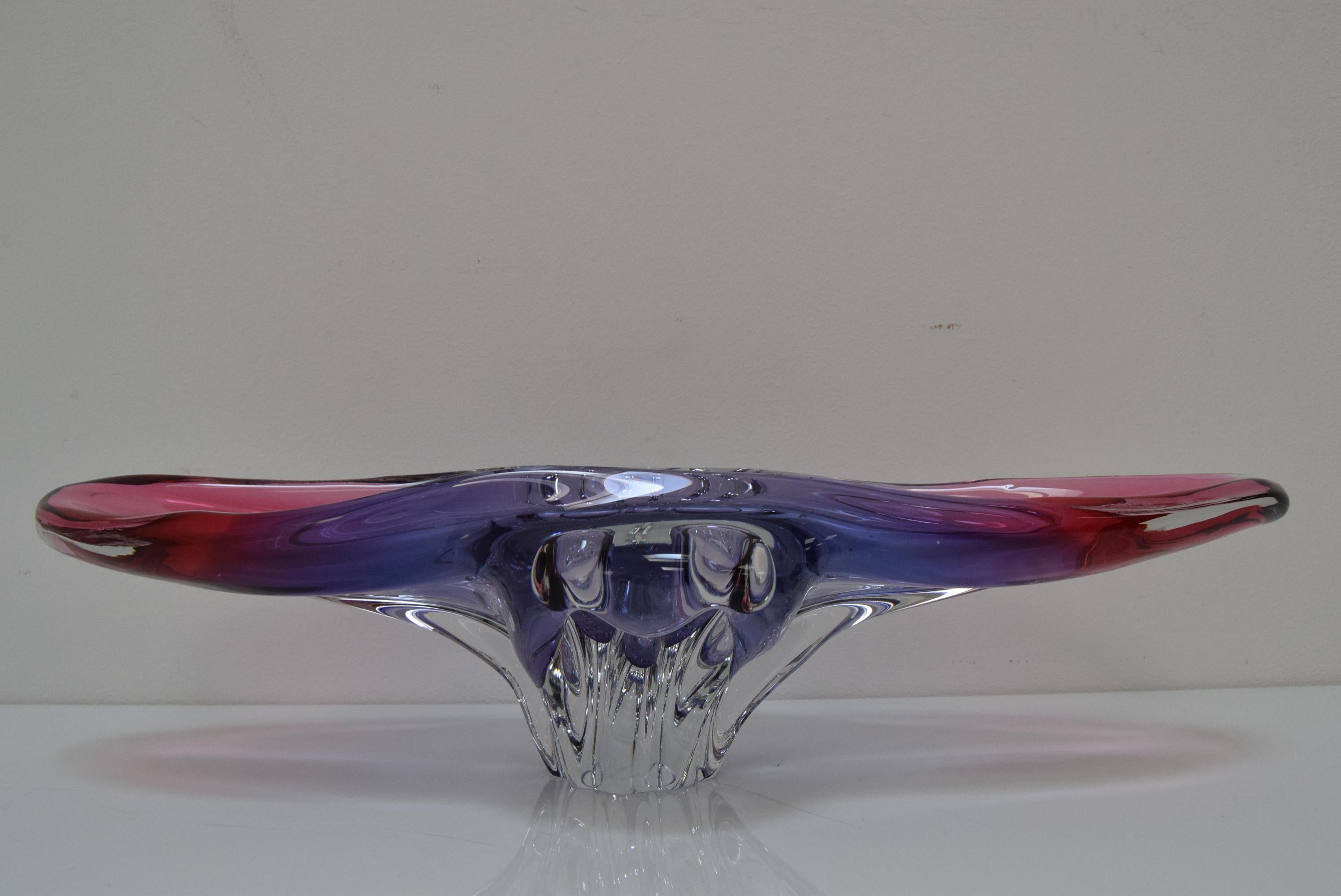 Mid-Century Modern Art Glass Oblong Bowl by Josef Hospodka for Glasswork Chřibská, 1960 For Sale