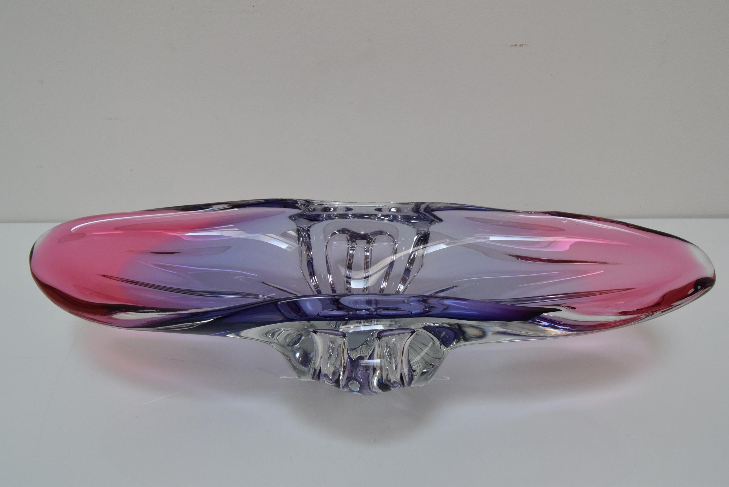 Czech Art Glass Oblong Bowl by Josef Hospodka for Glasswork Chřibská, 1960 For Sale