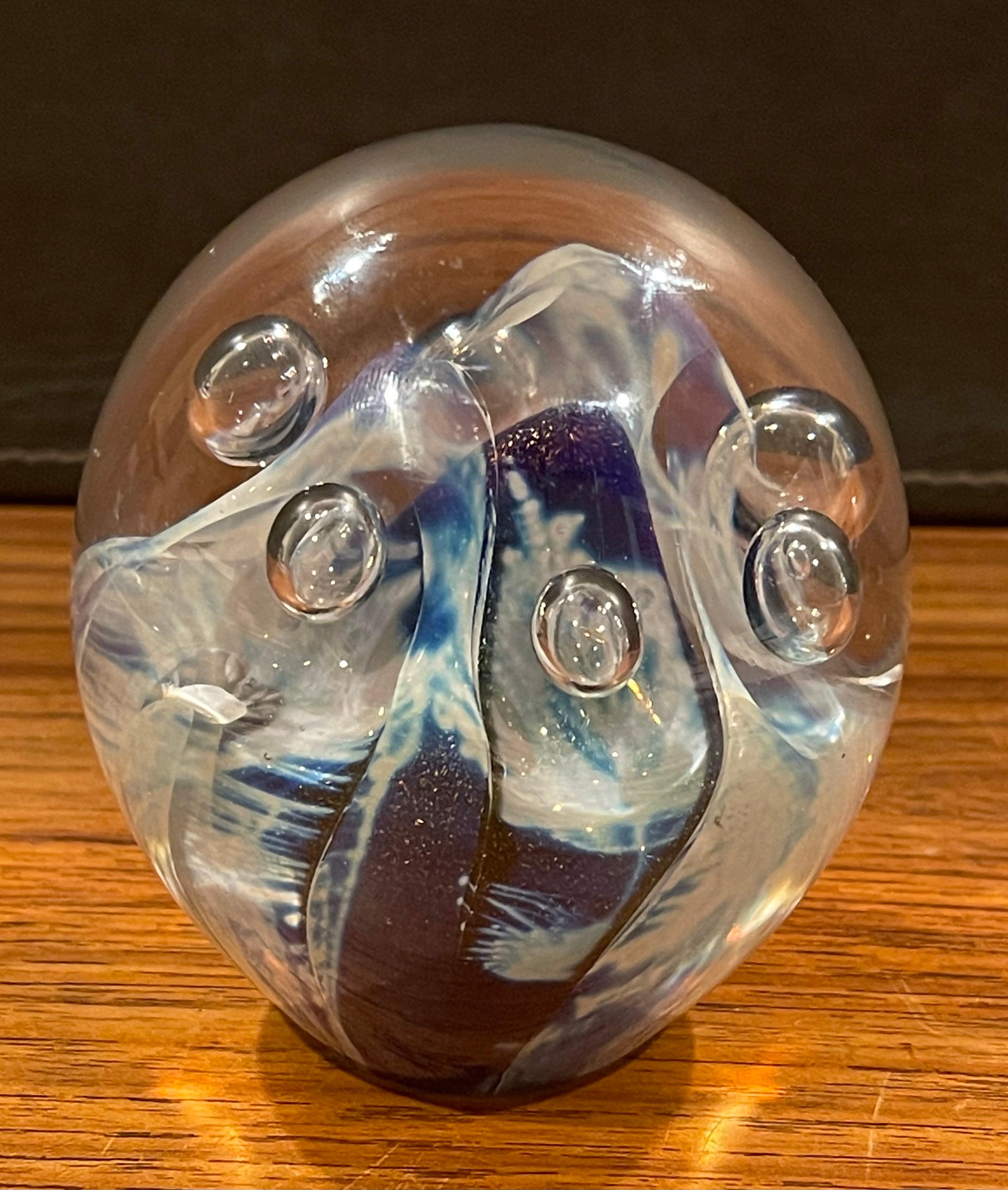 Une merveilleuse sculpture orbe en verre d'art ou presse-papiers par Robert Eickholt, vers 1990. L'orbe est recouvert à l'intérieur de tourbillons blancs et bleus et présente six bulles d'air internes. La pièce est signée et datée par l'artiste sur