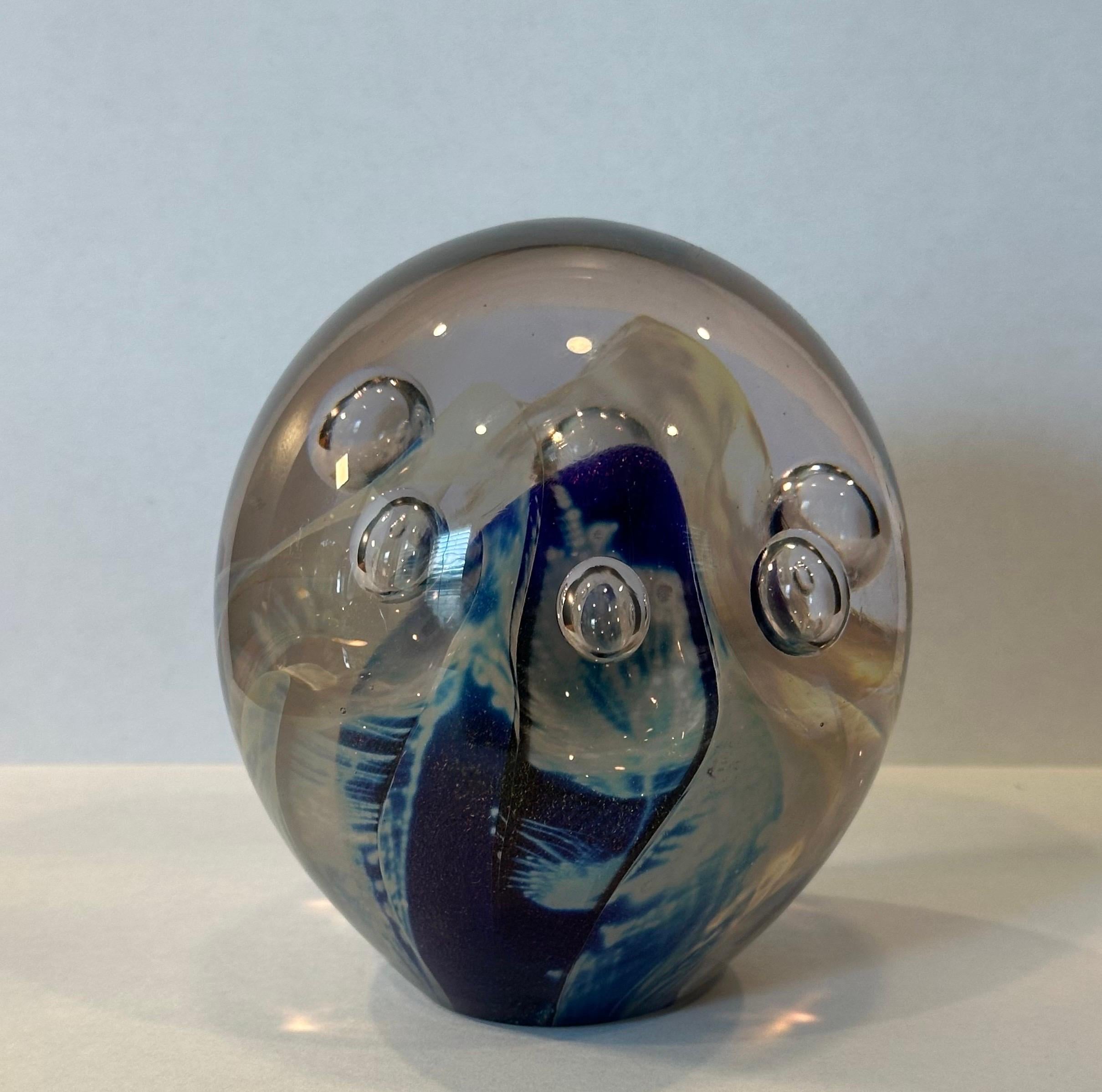 Maravillosa escultura orbe o pisapapeles de cristal artístico de Robert Eickholt, hacia 1990. El orbe está recubierto internamente con remolinos blancos azules y tiene seis burbujas de aire internas. La pieza está firmada y fechada por el artista en