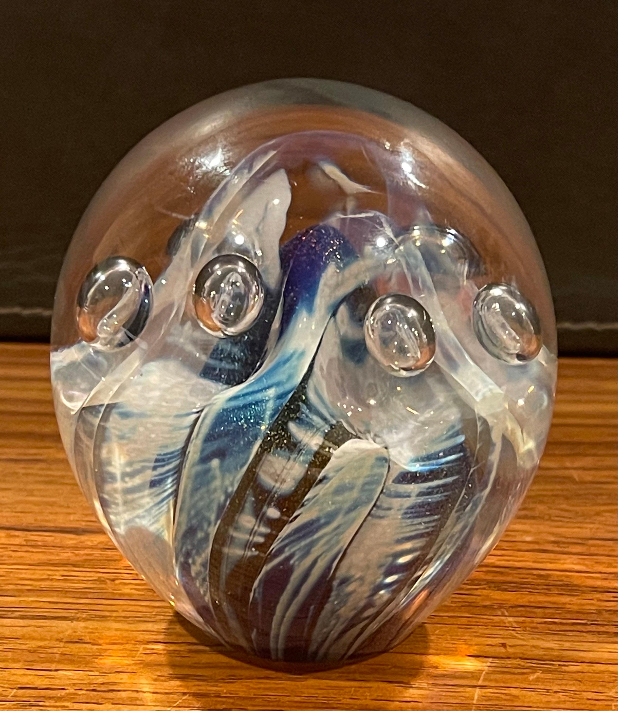 Américain Sculpture d'art d'un orbe en verre ou presse-papiers par Robert Eickholt en vente