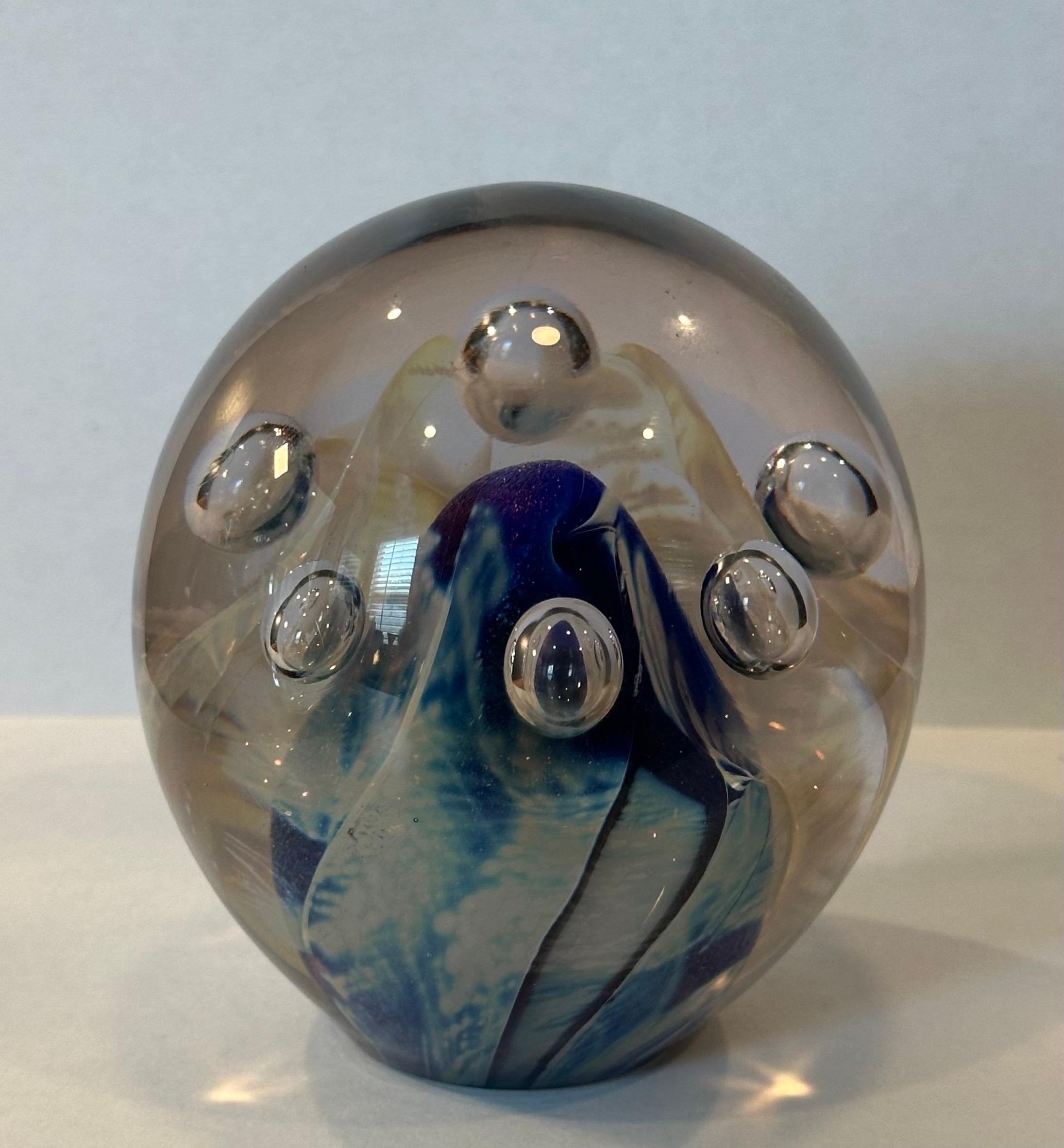 Escultura orbe o pisapapeles de vidrio artístico de Robert Eickholt Estadounidense en venta