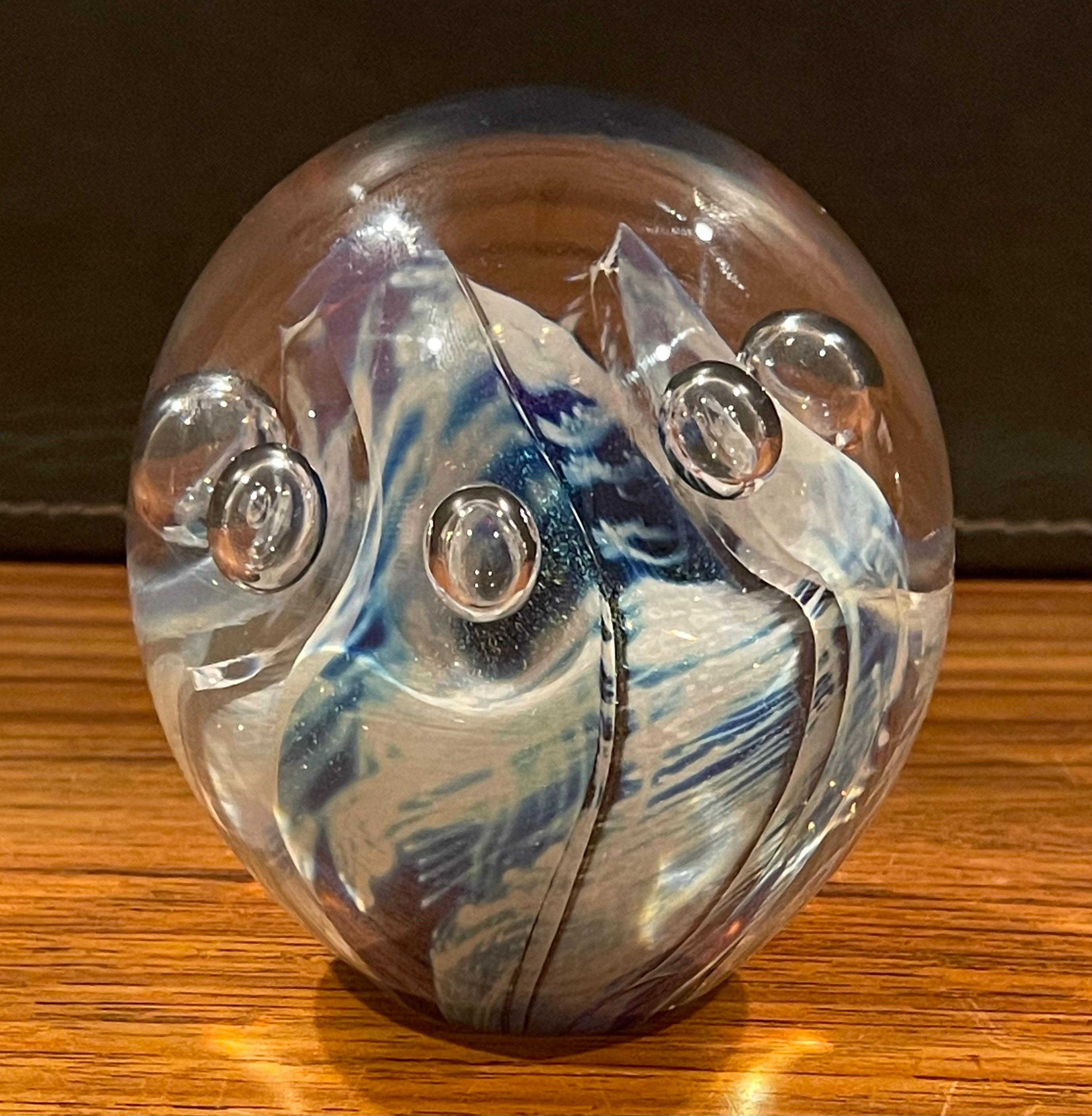 Sculpture d'art d'un orbe en verre ou presse-papiers par Robert Eickholt Bon état - En vente à San Diego, CA
