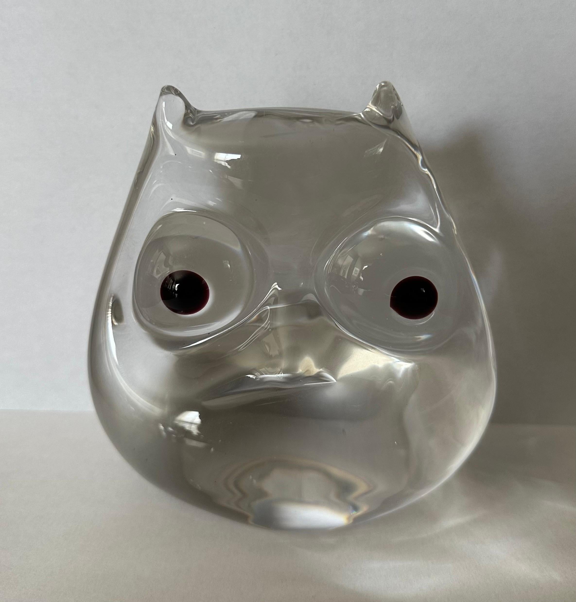 A cool art glass owl sculpture / paperweight from Italy, circa 1990s. The piece is in excellent condition with no visible imperfections and has great clarity. The piece measures 4.75