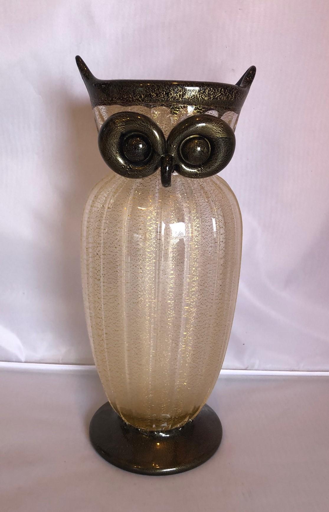 Murano art glass owl vase Poggi

Gorgeous art glass owl vase by Gambaro & Poggi for Murano Glass, circa 1970s. The vase is 10.25
