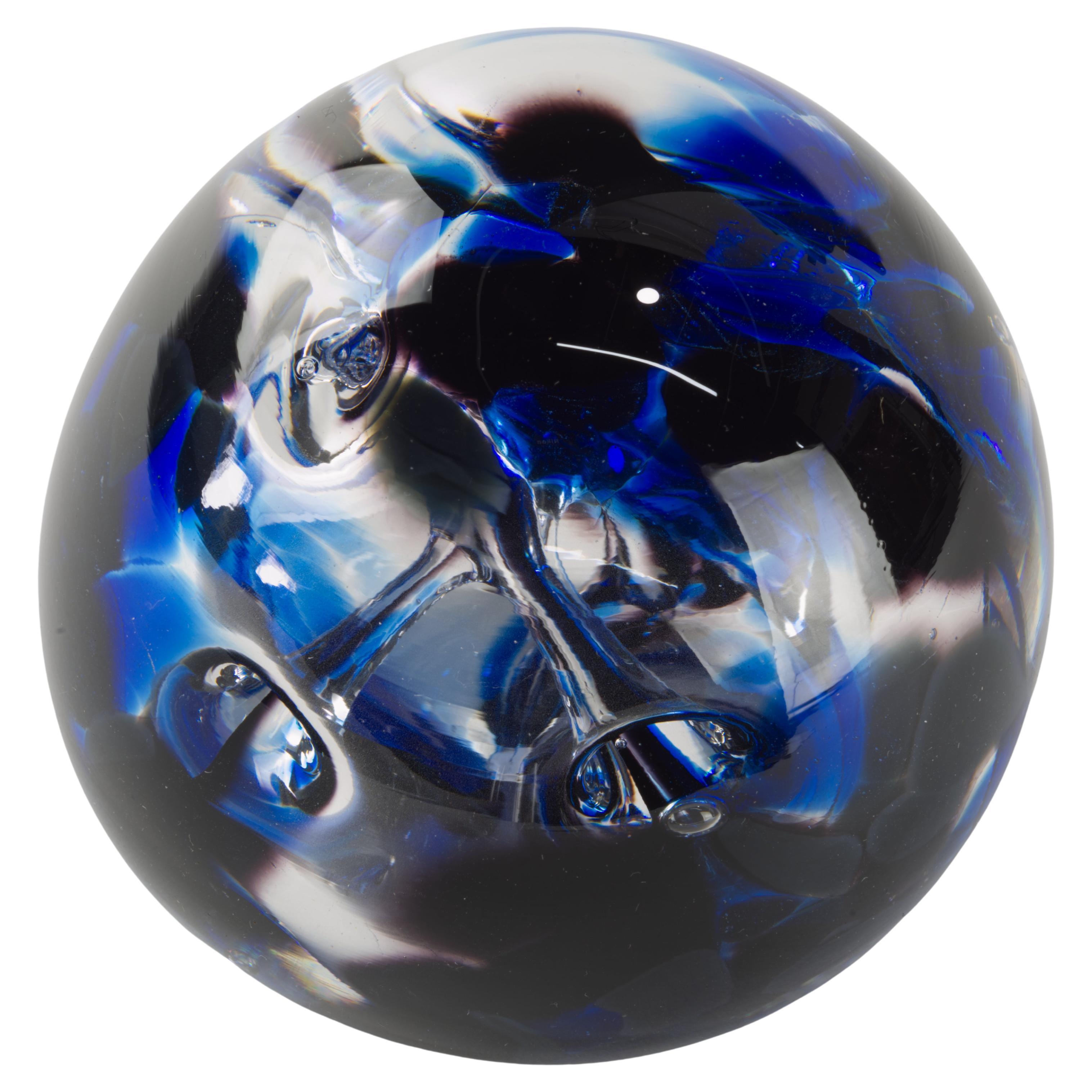Presse-papiers d'art en verre bleu cobalt transparent à bulles contrôlées signé en vente