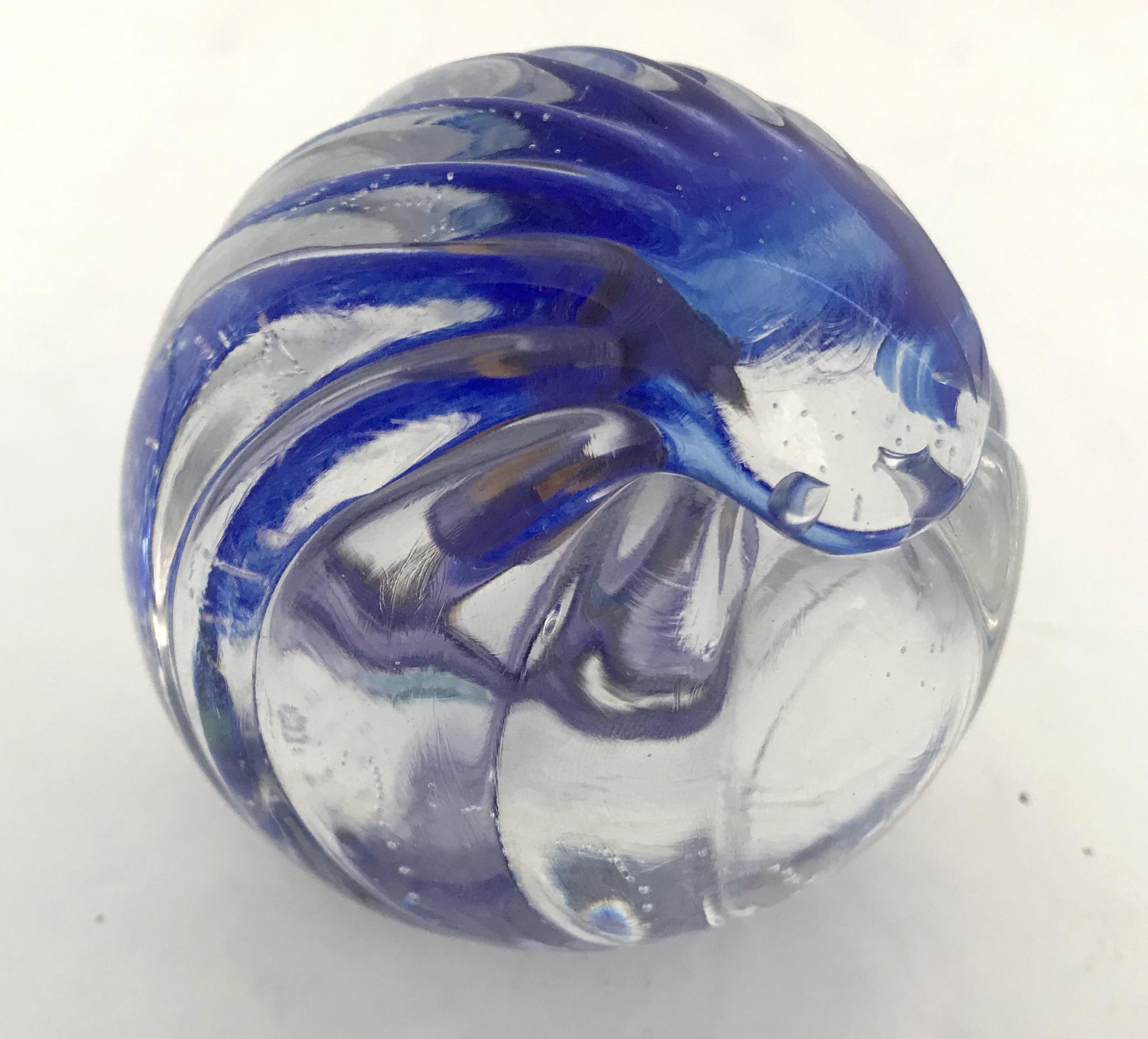 Presse-papier en verre d'art vintage avec extérieur festonné et décoration bleue dans le verre / Fabriqué aux Etats-Unis en 2000
Mesures : Diamètre 3 pouces, hauteur 3 pouces
Référence commande : FABIOLTD G185
Cette pièce constitue un cadeau idéal