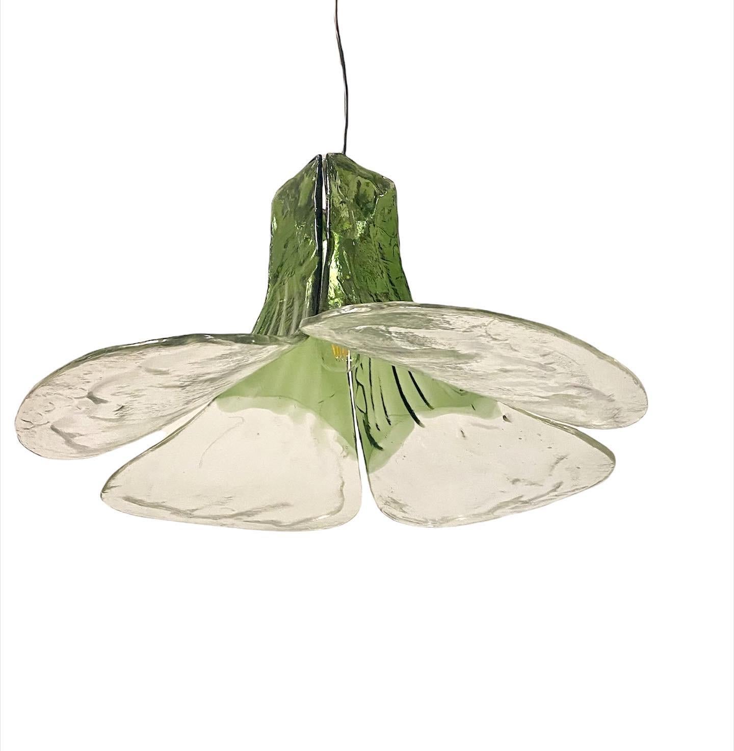 Beautiful hanging lamp from the 1970s.
Glasses manufactured by AV Mazzega and designed by Carlo Nason
Perfect working condition.
The four discs consist of green/clear glass and are hanging on the metal suspension.
The lamp is on a steel cable