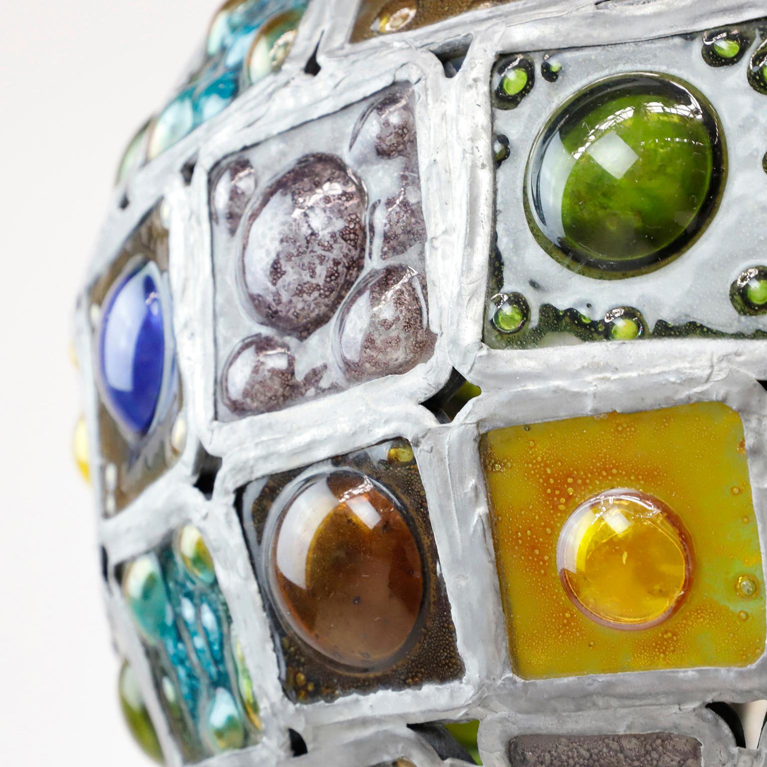 Circa 1960. Nous vous proposons ce pendentif en verre d'art. Magnifiques carreaux de verre d'art soufflés individuellement, vers 1960-1970. Câblage d'origine en état de marche. Conçu par Felipe Delfinger pour Feders.