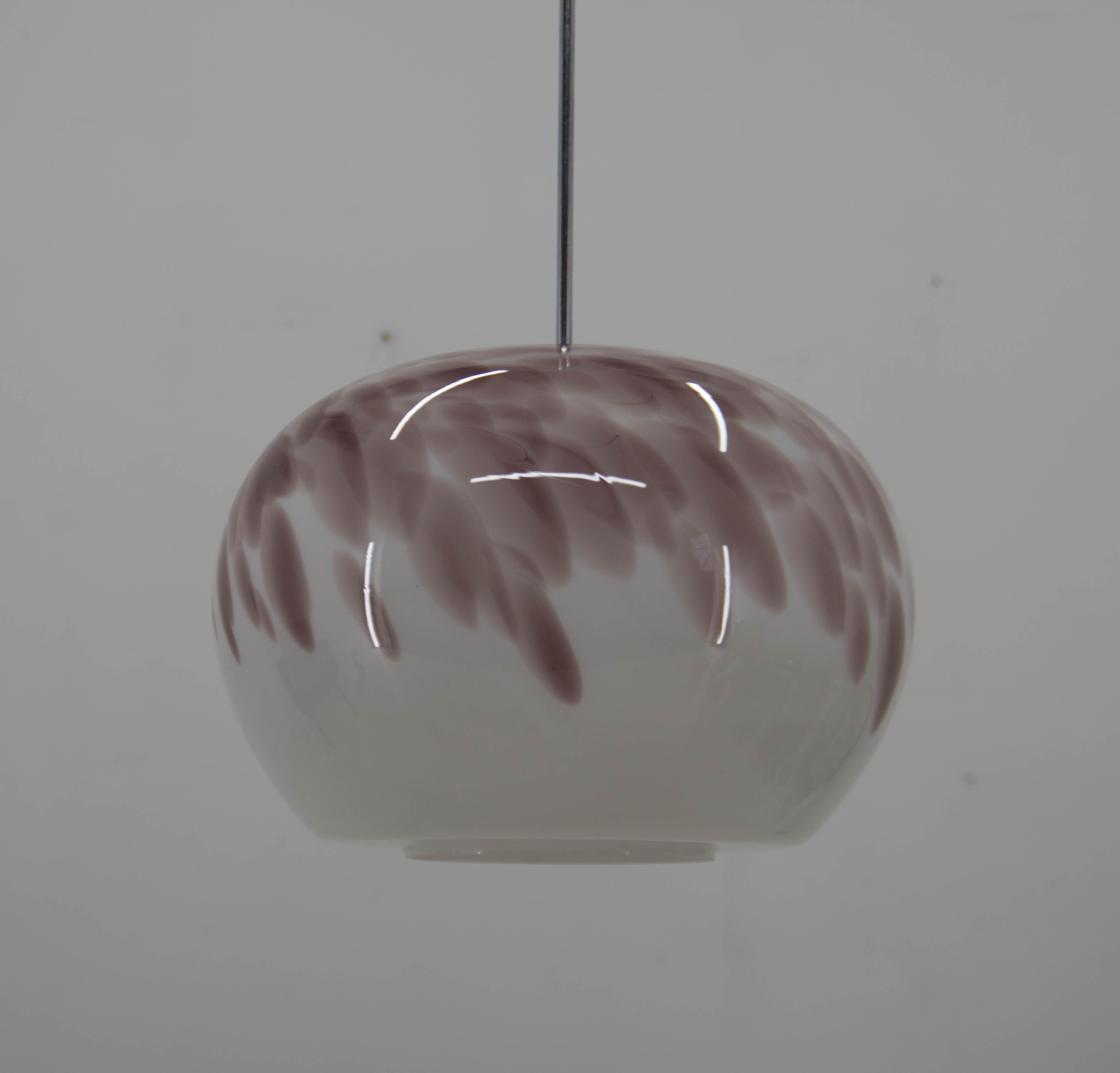 Beautiful blown glass pendant.
Max height 126 cm, can be shortened on request.
1x100W, E25-E27 bulb
US wiring compatible