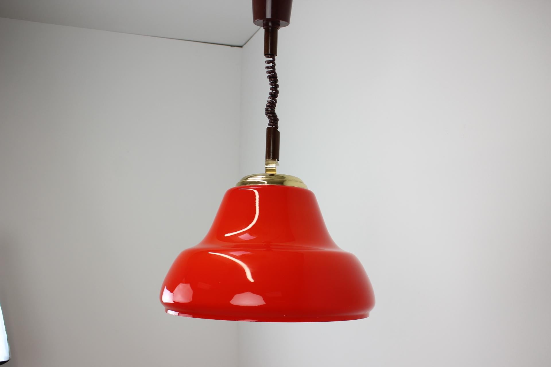 Beautiful red glass pendant.
Max height 126 cm, can be shortened on request.
1x60W, E25-E27 bulb
US wiring compatible.