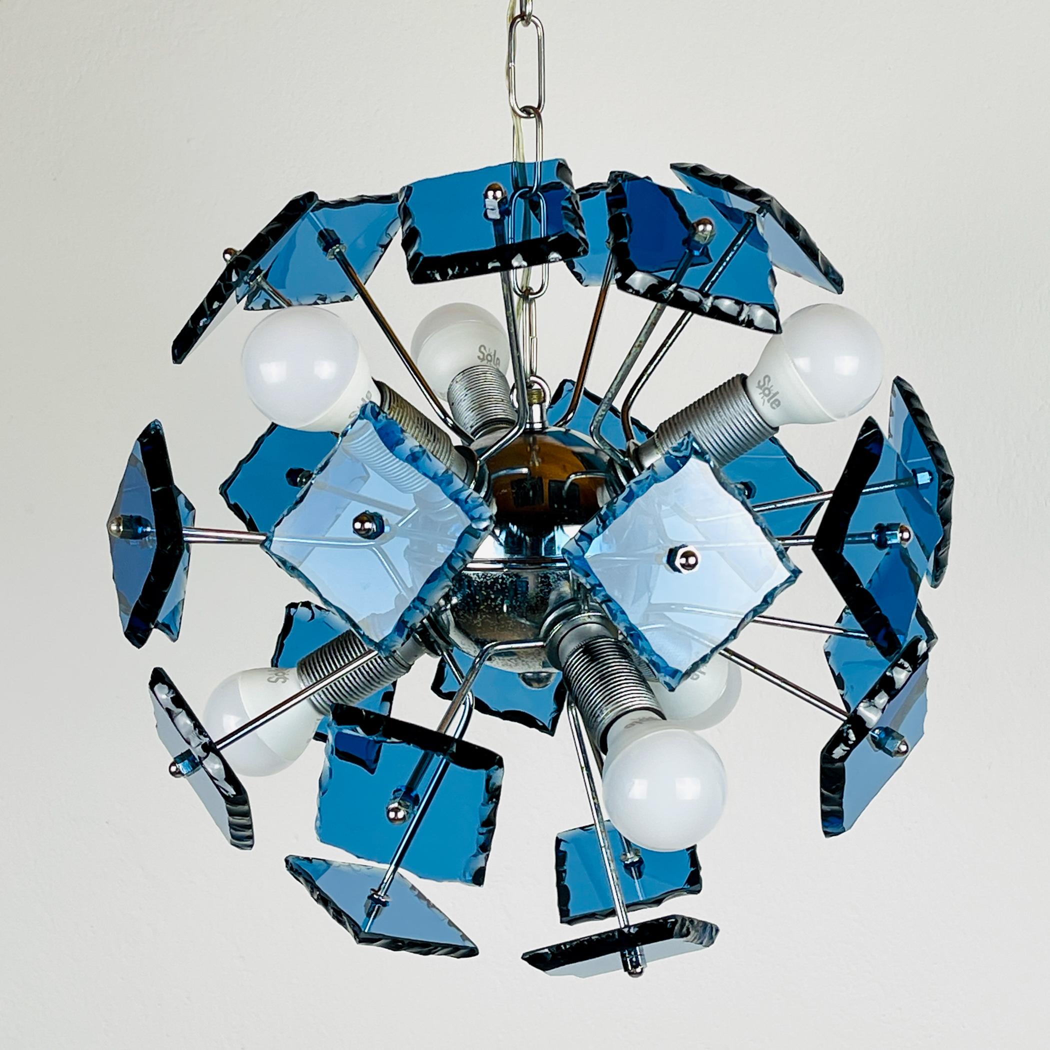 Vintage chandelier Sputnik by Fontana Arte made in Italy in the 1960s. Crafted using the unique 