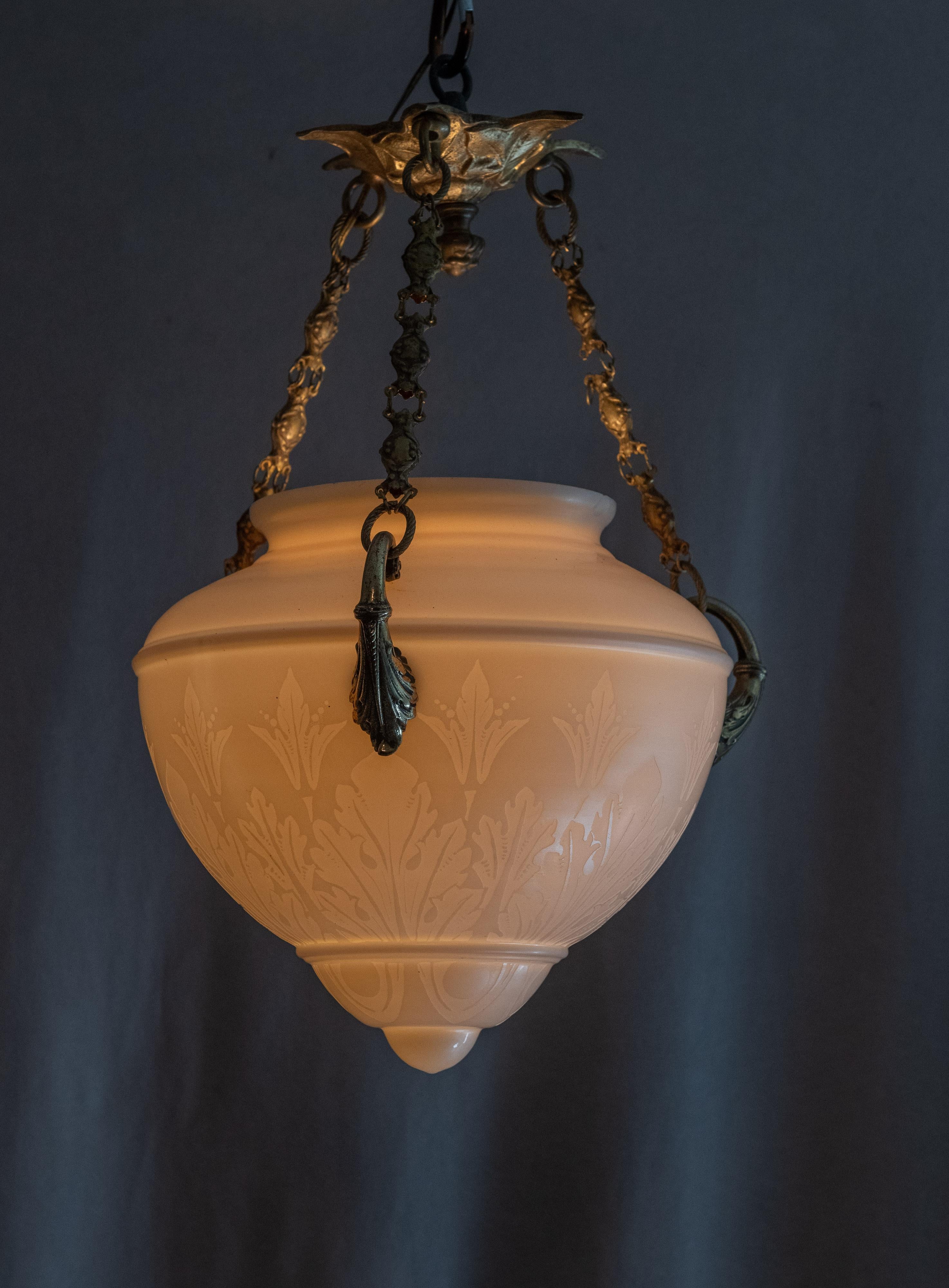  Ce magnifique petit pendentif est un bel exemple du travail de la Steuben Glass Co. Ce modèle particulier est réalisé dans ce que l'on appelle la 