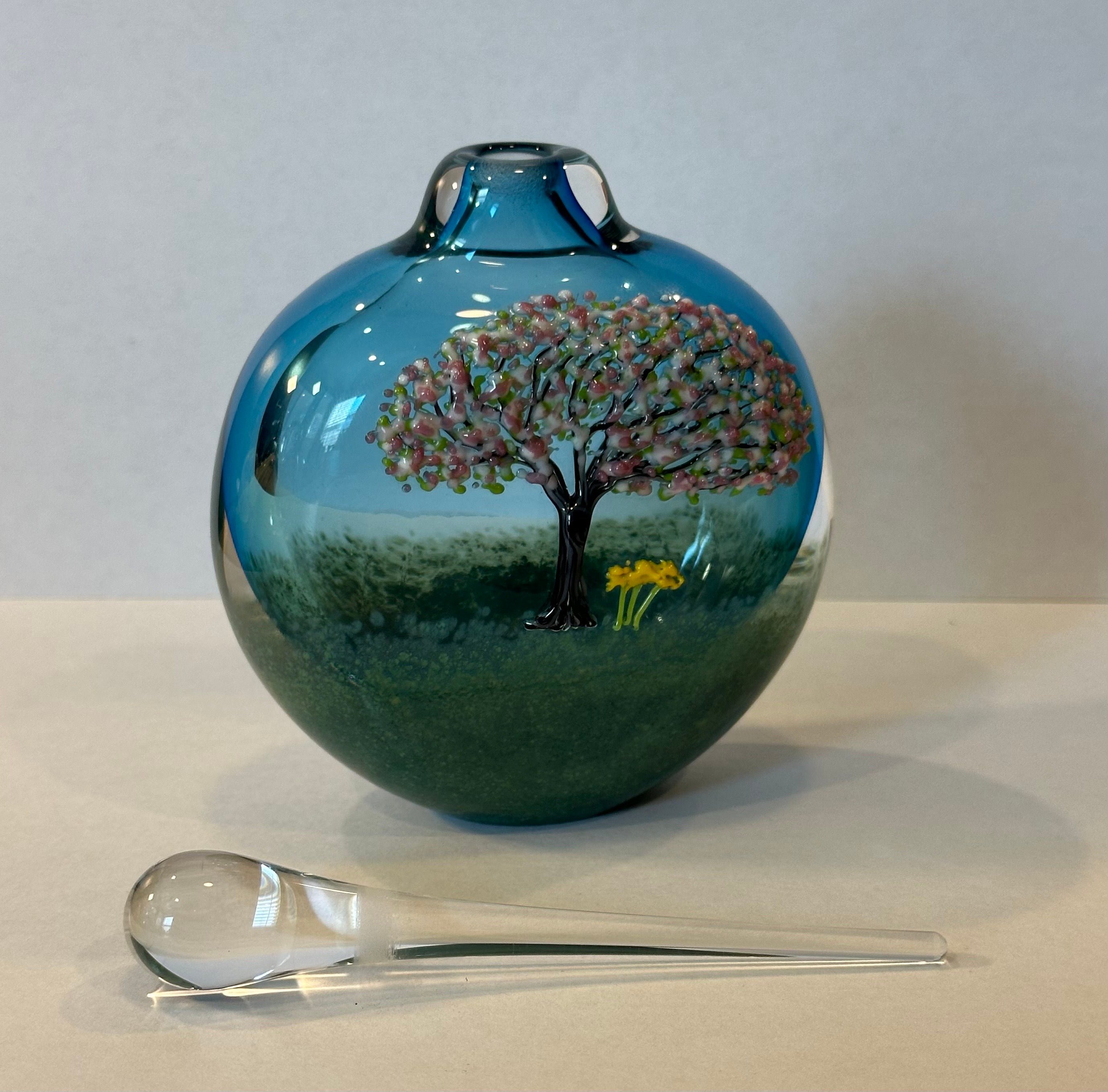 A beautiful art glass perfume bottle with stopper by Matthew Buechner for Thames Glass, circa 1990s. This piece is absolutely gorgeous and is in very good vintage condition with no chips or cracks; it measures 3.25