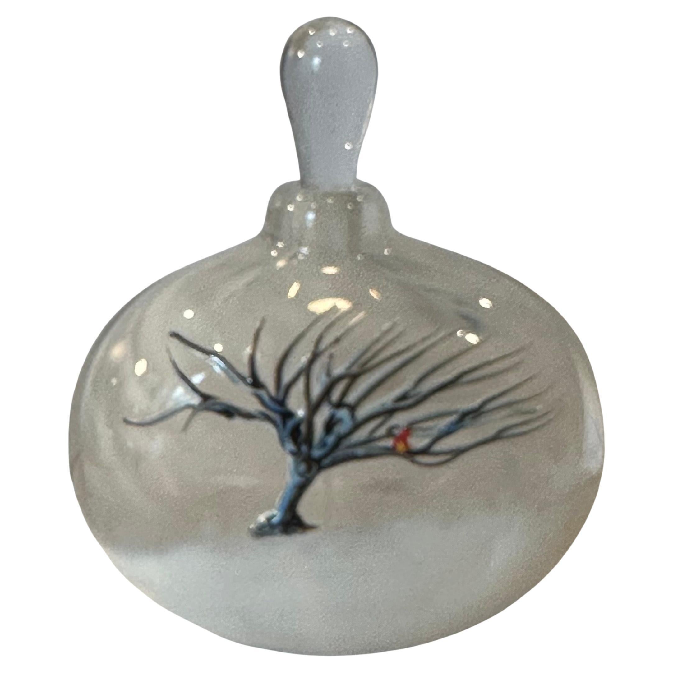 Una bellissima bottiglia di profumo in vetro artistico con tappo di Matthew Buechner per Thames Glass, circa 1999. Questo pezzo è assolutamente splendido ed è in ottime condizioni vintage, senza scheggiature o crepe; misura 3,5