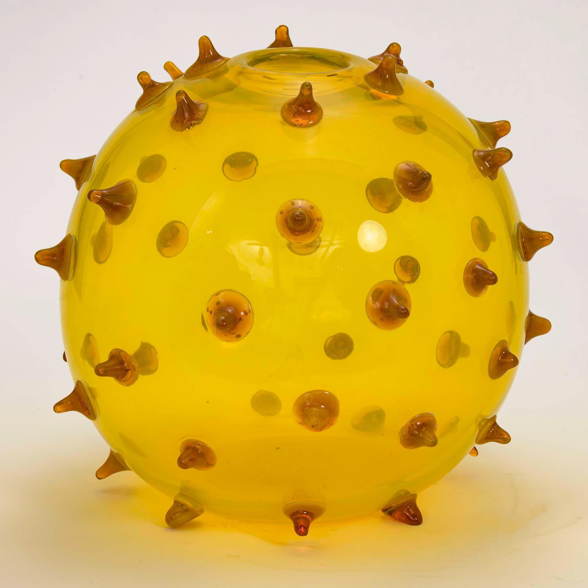 Magnifique et inhabituel vase sculptural organique en verre jaune vif. 
Créé par l'artiste Pino Signoretto. (1944=2017). Artisan du verre d'art de renommée mondiale. Signé en dessous. Excellent état.