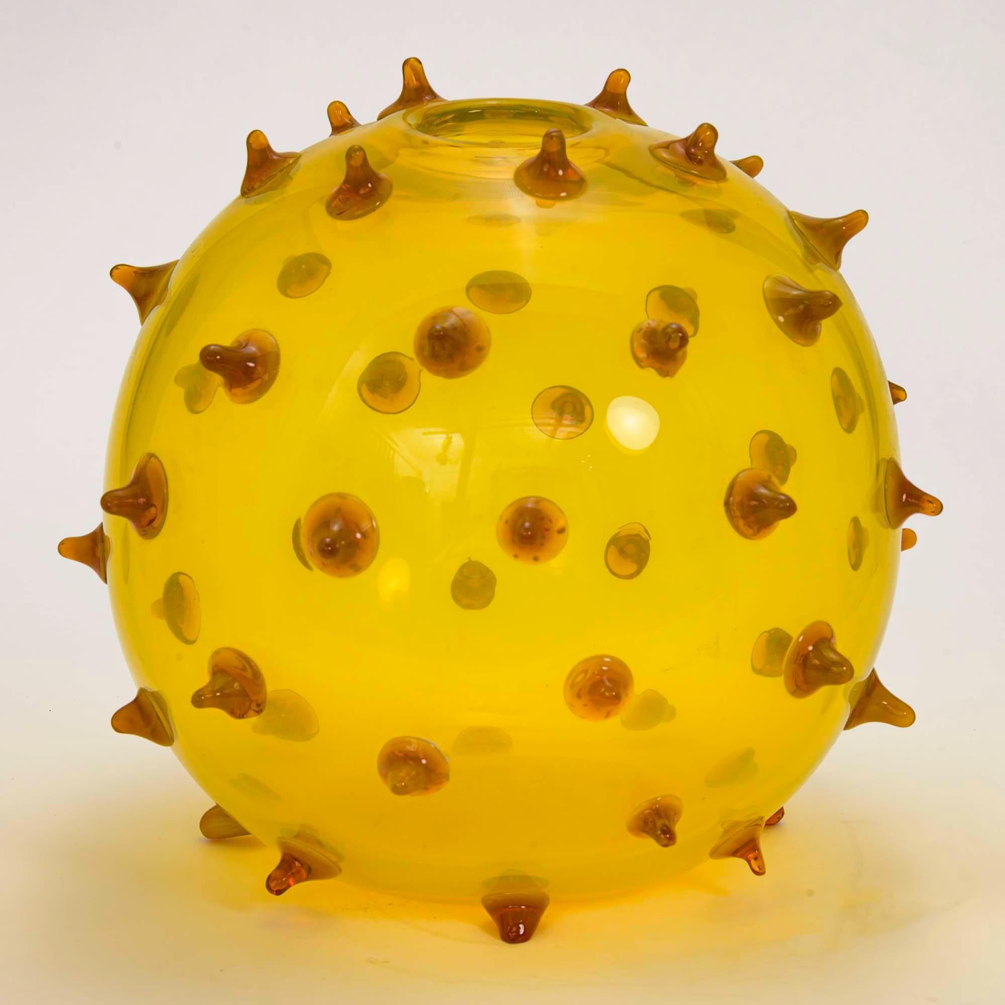 Moderne Pino Signoretto, sculpture d'un orbe jaune  en vente