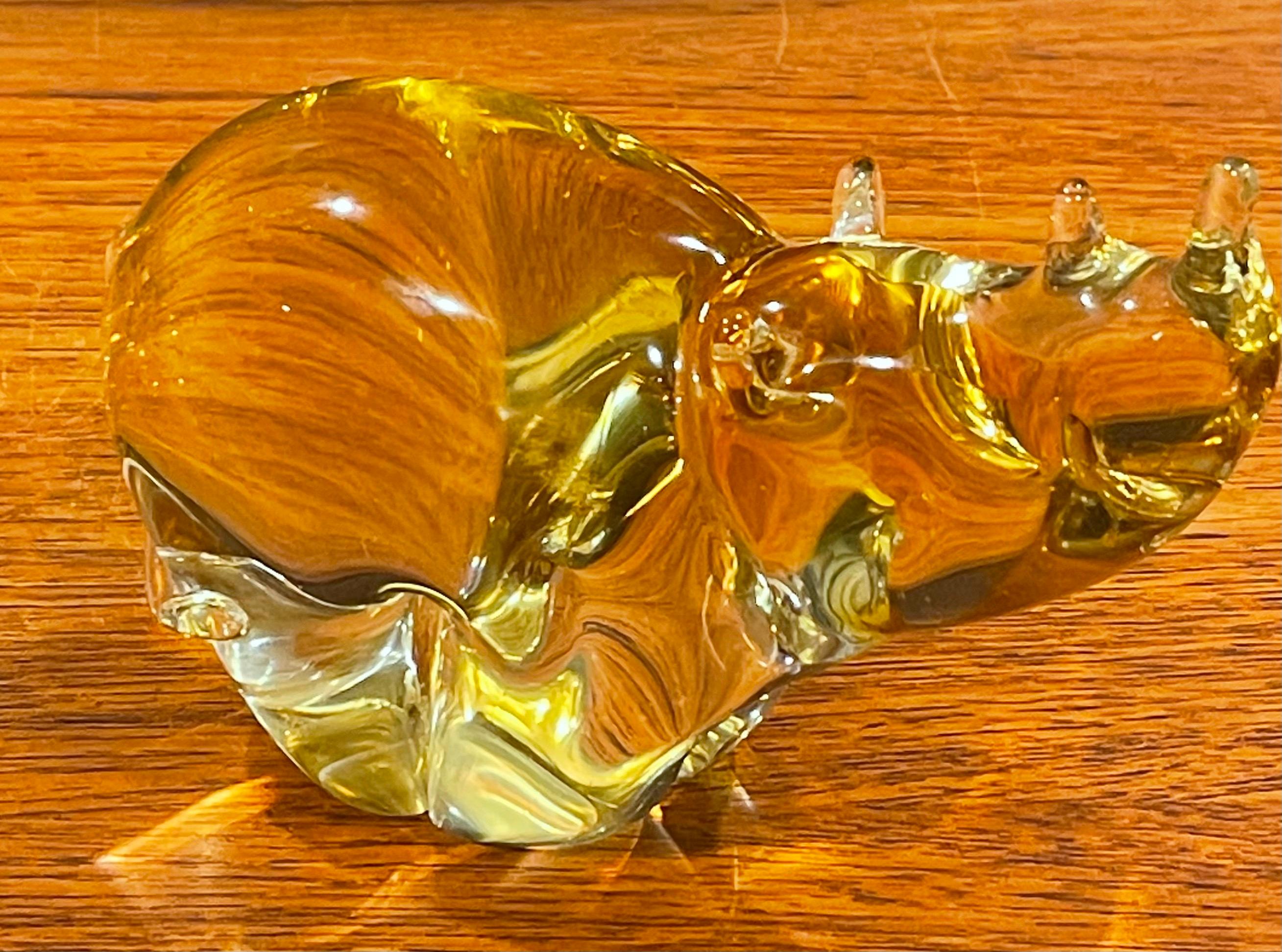 Magnifique sculpture de rhinocéros en verre d'art de Murano, datant des années 1980. La sculpture a une finition or clair et est en très bon état ; elle mesure 6,5 