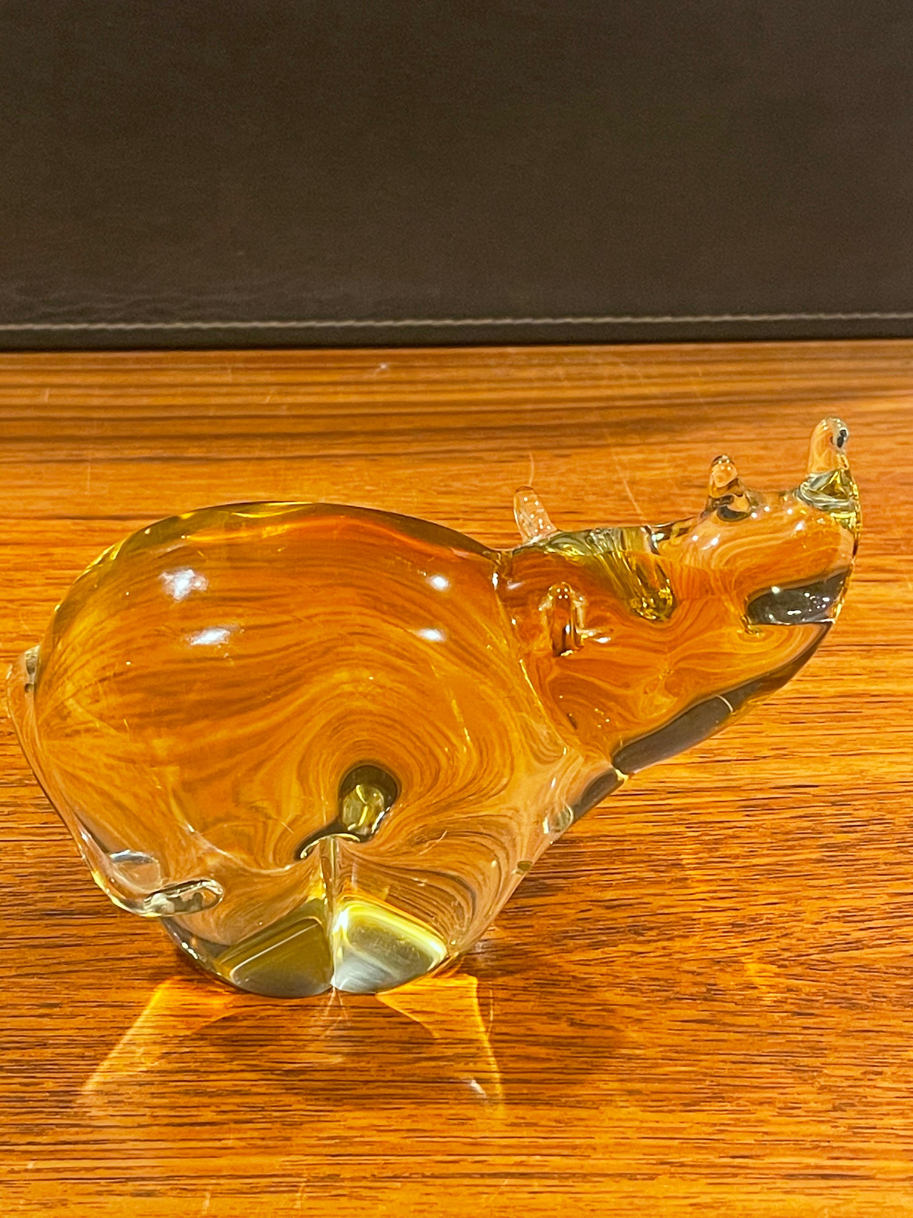 Bois de feuillus Sculpture Rhino/Rhinoceros en verre d'art de Murano en vente