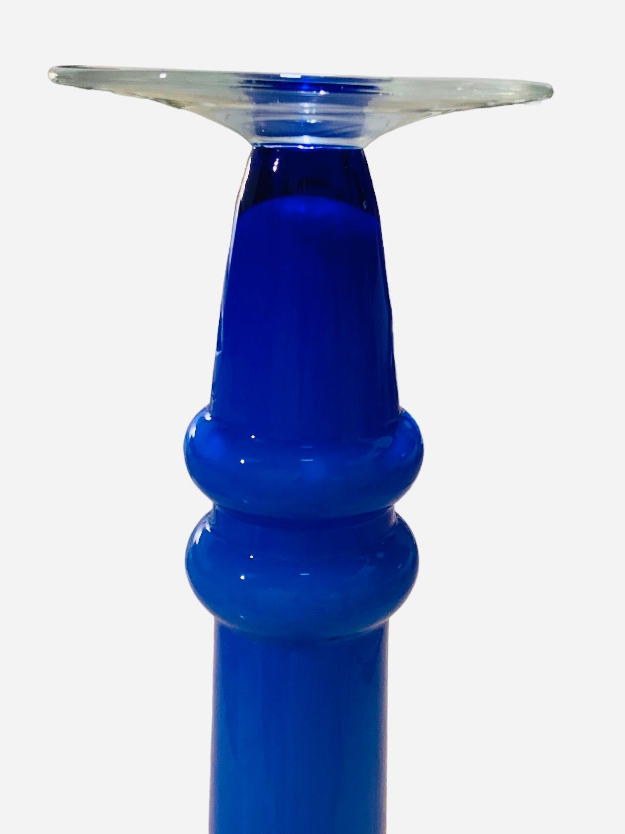 Königsblaue und weiße geriffelte Glasvase aus Kunstglas im Angebot 2