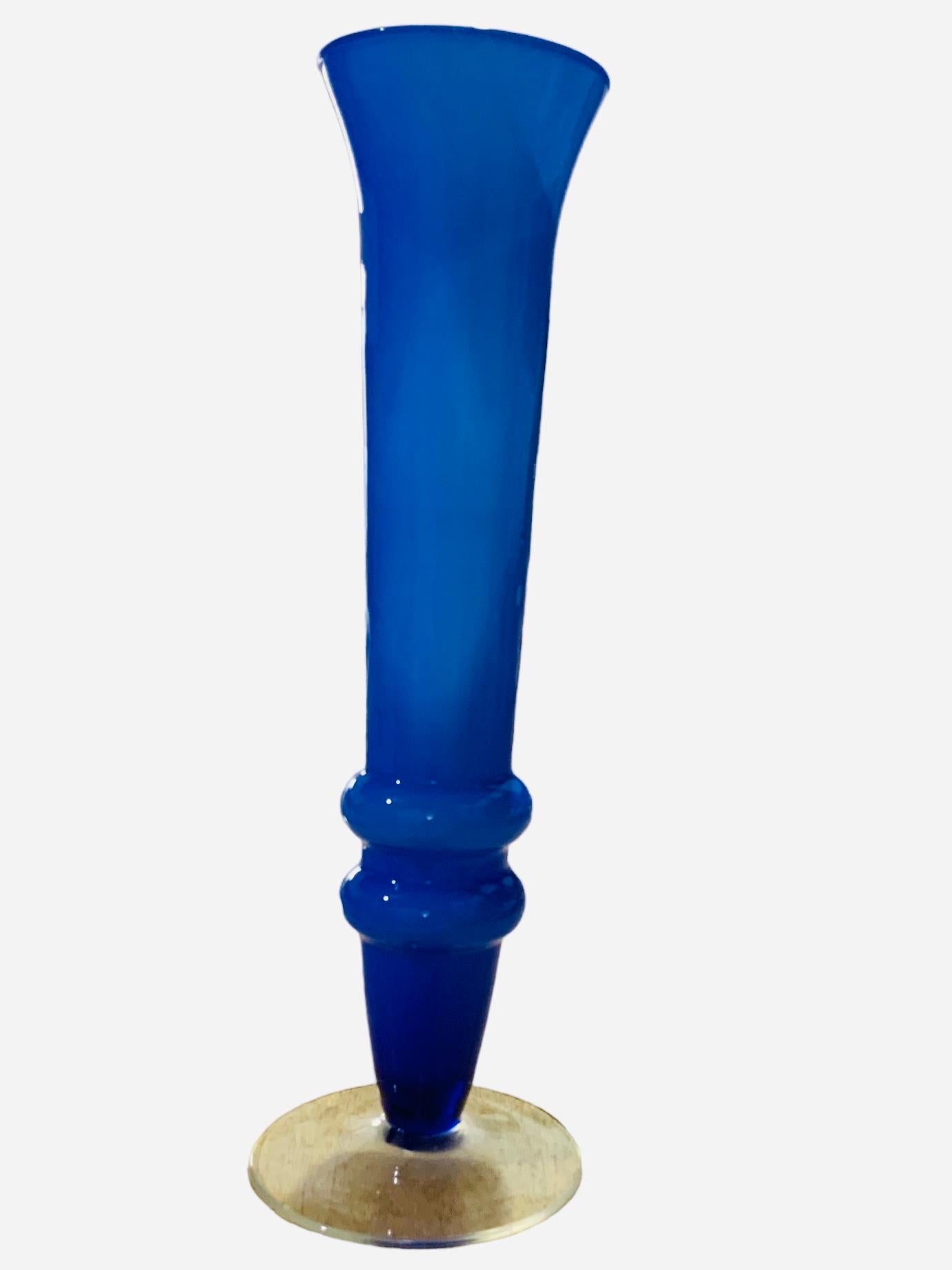 Vase cannelé en verre d'art bleu royal et blanc en vente 3