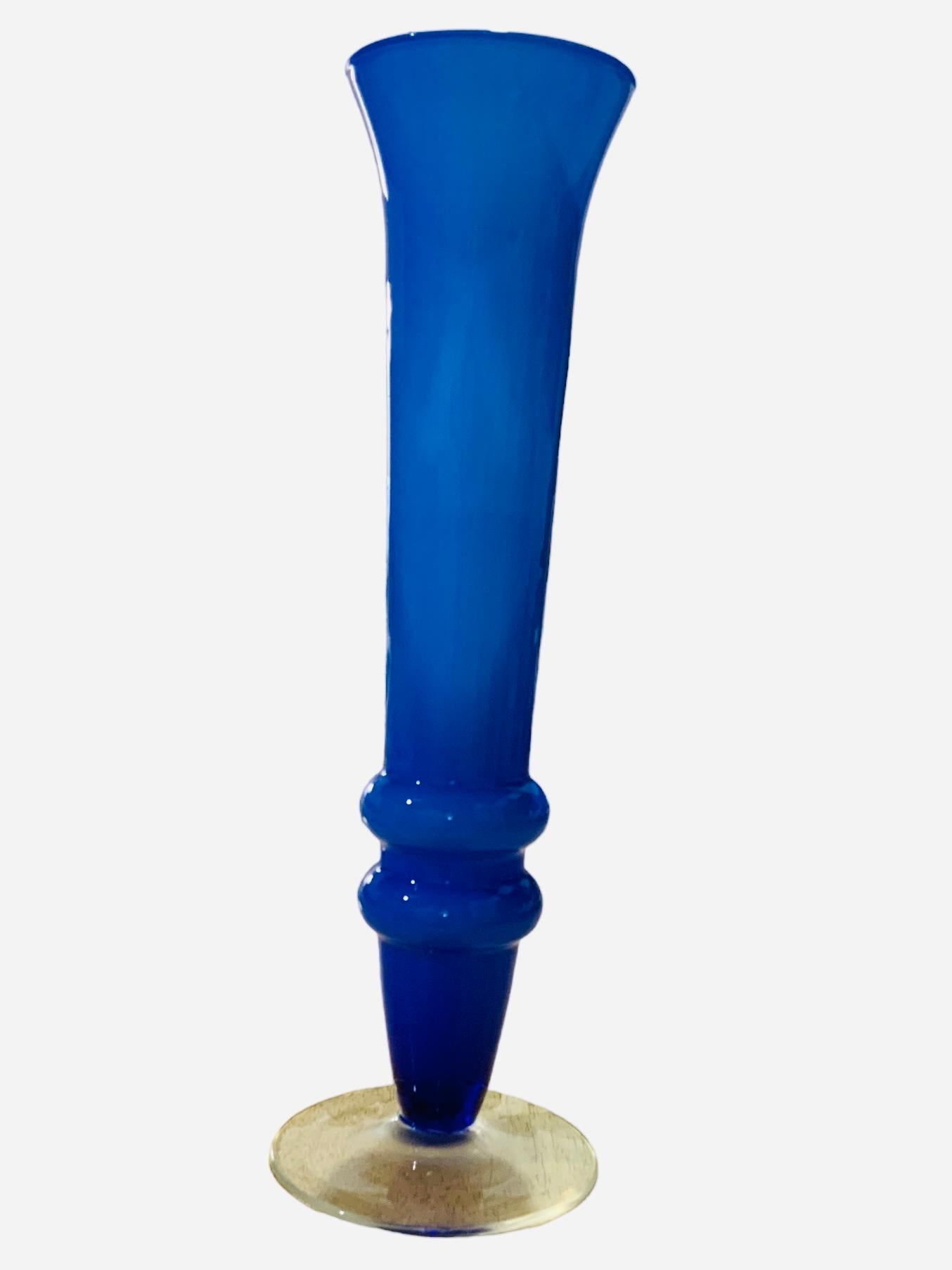 Vase cannelé en verre d'art bleu royal et blanc en vente 4