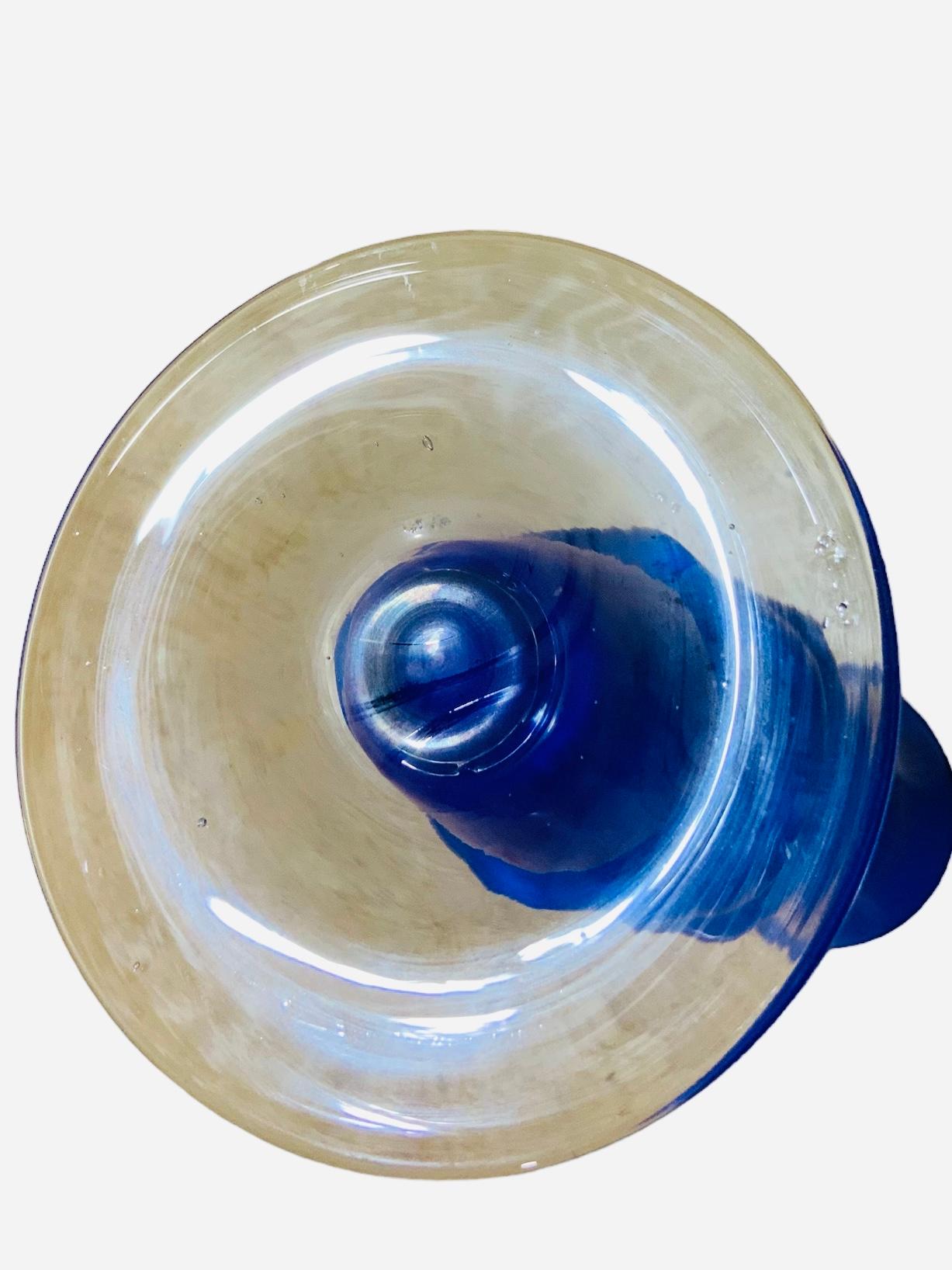 Königsblaue und weiße geriffelte Glasvase aus Kunstglas im Angebot 5