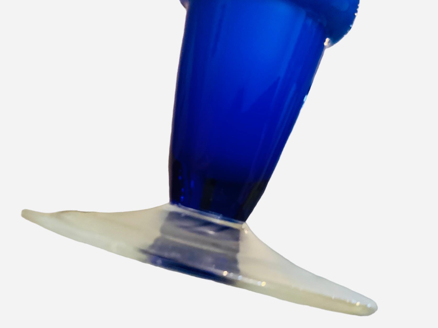 Fait main Vase cannelé en verre d'art bleu royal et blanc en vente
