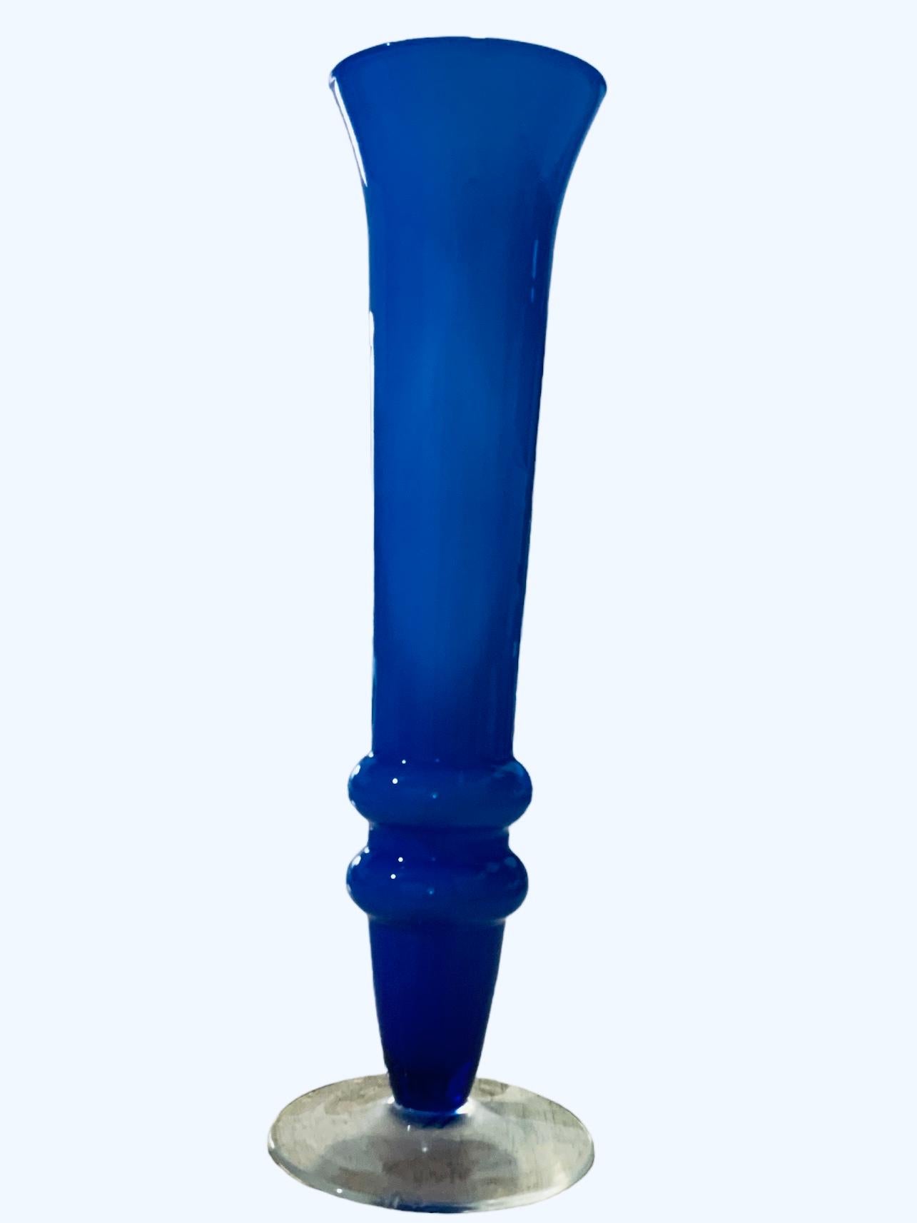 Vase cannelé en verre d'art bleu royal et blanc Bon état - En vente à Guaynabo, PR