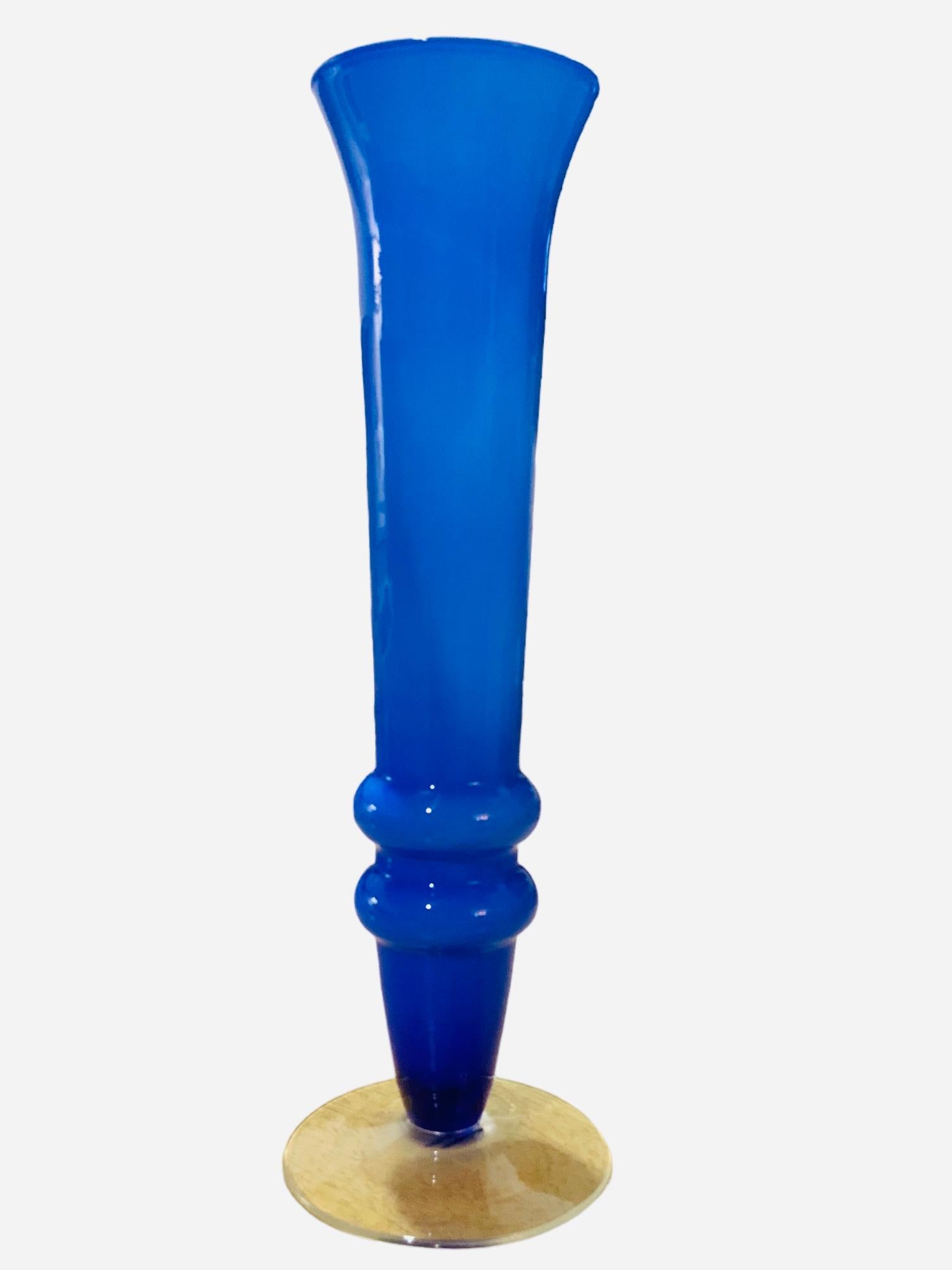 20ième siècle Vase cannelé en verre d'art bleu royal et blanc en vente