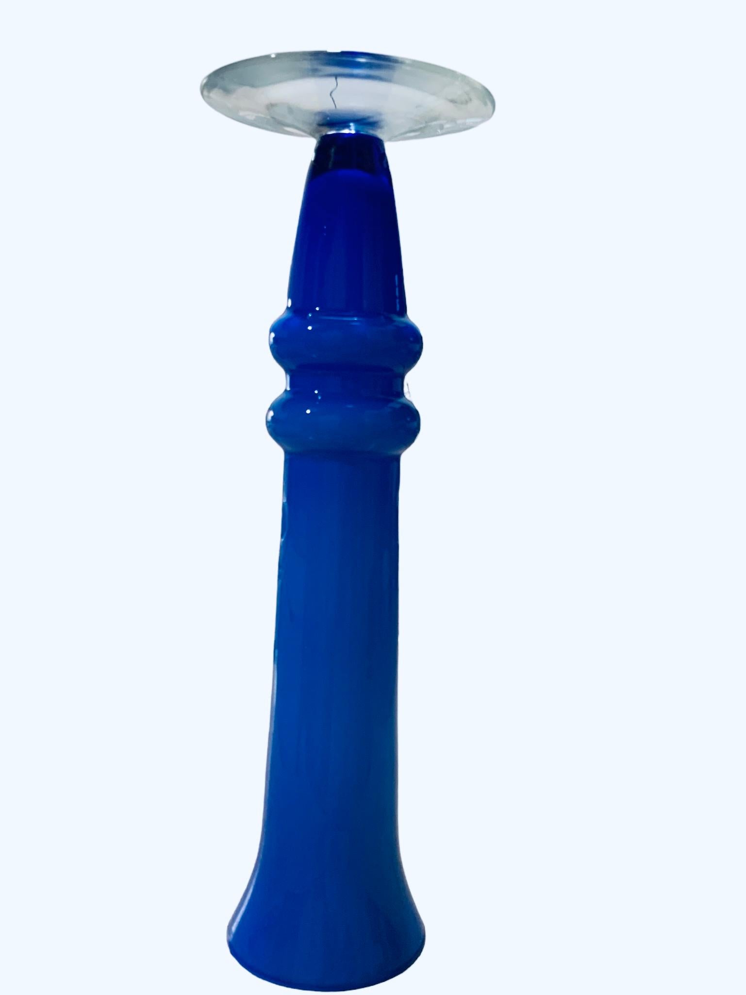 Verre d'art Vase cannelé en verre d'art bleu royal et blanc en vente