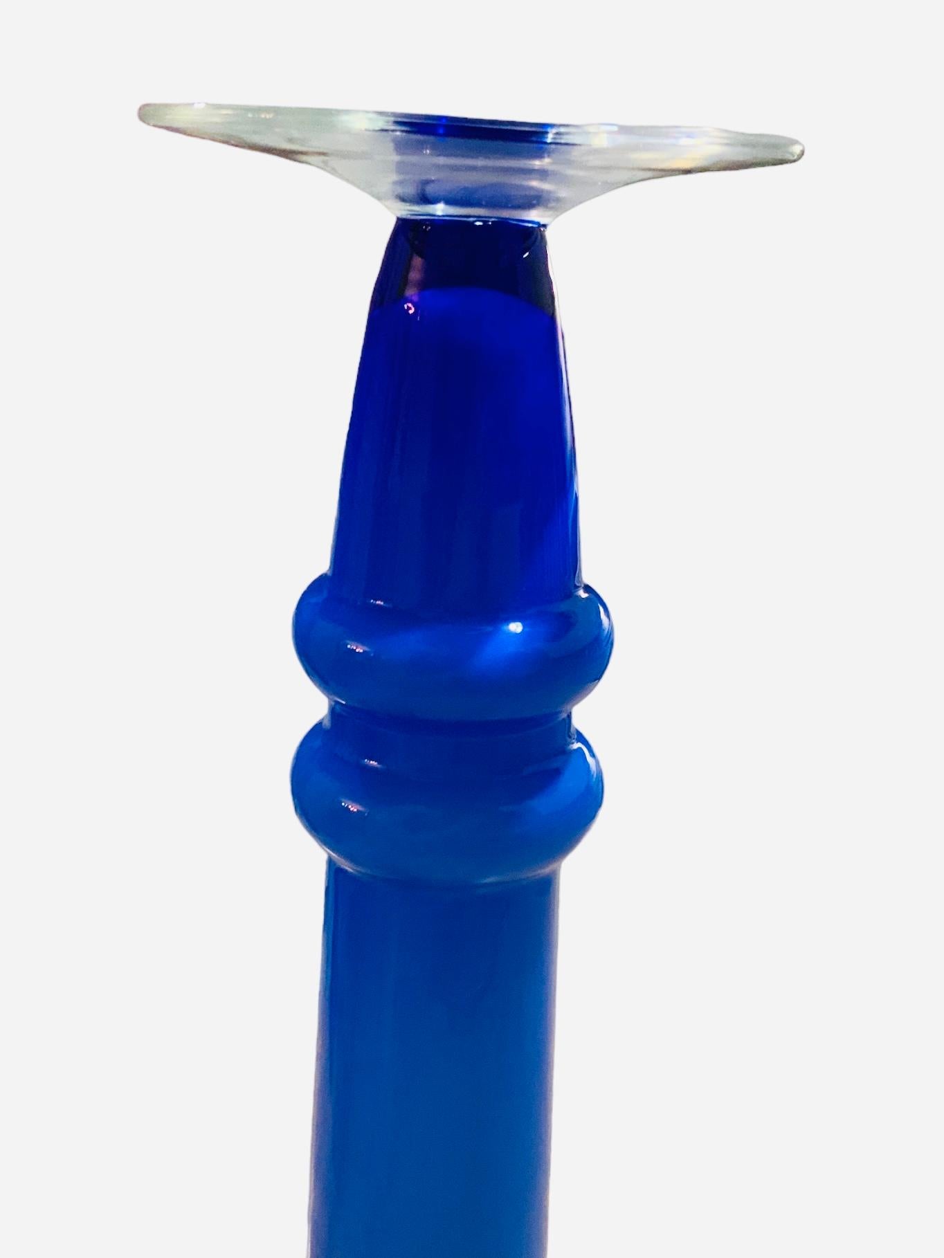 Vase cannelé en verre d'art bleu royal et blanc en vente 1