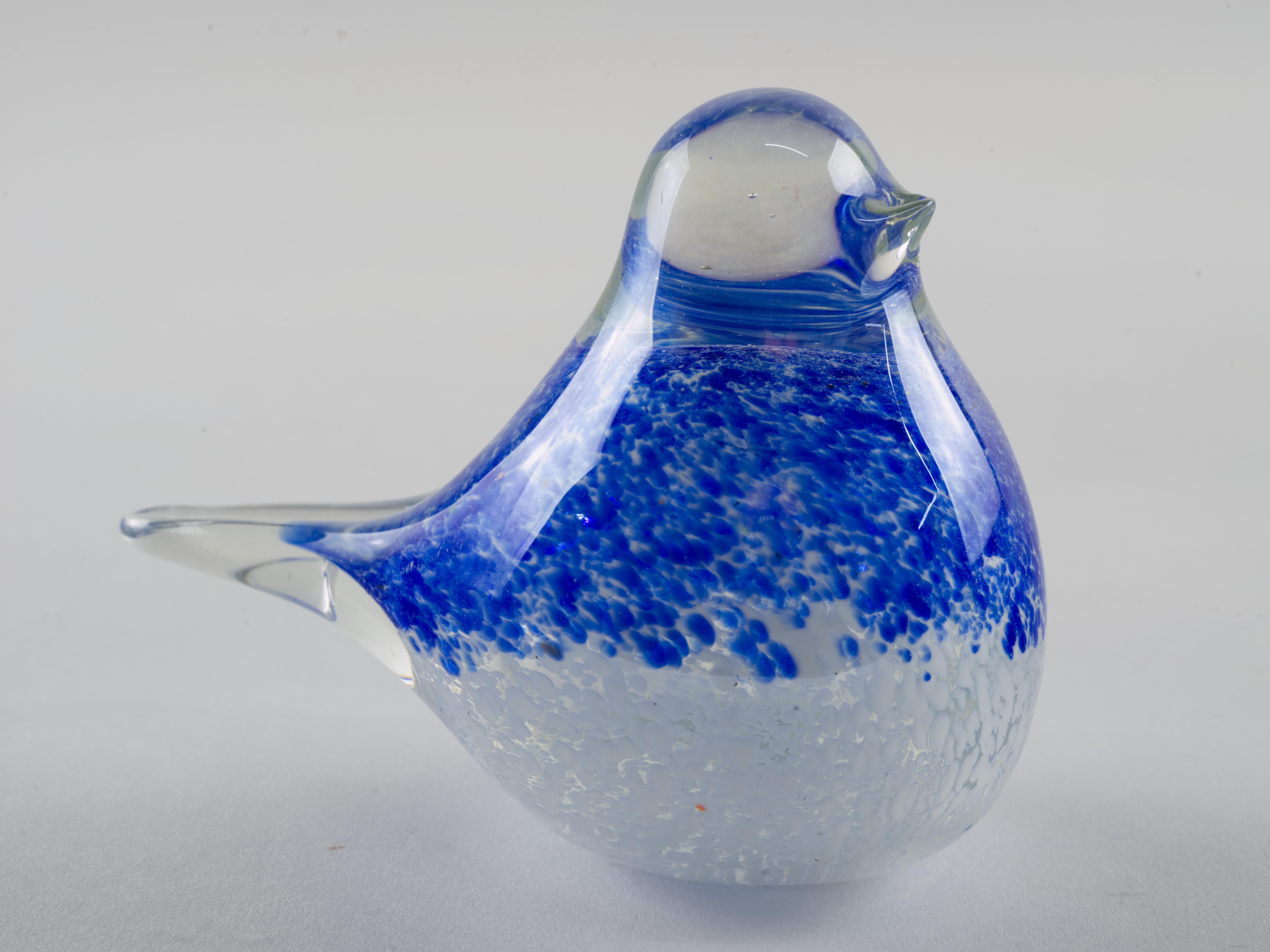  Abstrakte blaue Kunstglas-Vogelfigur wurde in Sommerso-Technik mundgeblasen, mit Rauch und weiß gesprenkelter Raffung von farbigem Glas in Klarglas eingeschlossen. Minimalistischer, skulpturaler Schwanz und Schnabel stehen im Gegensatz zum runden