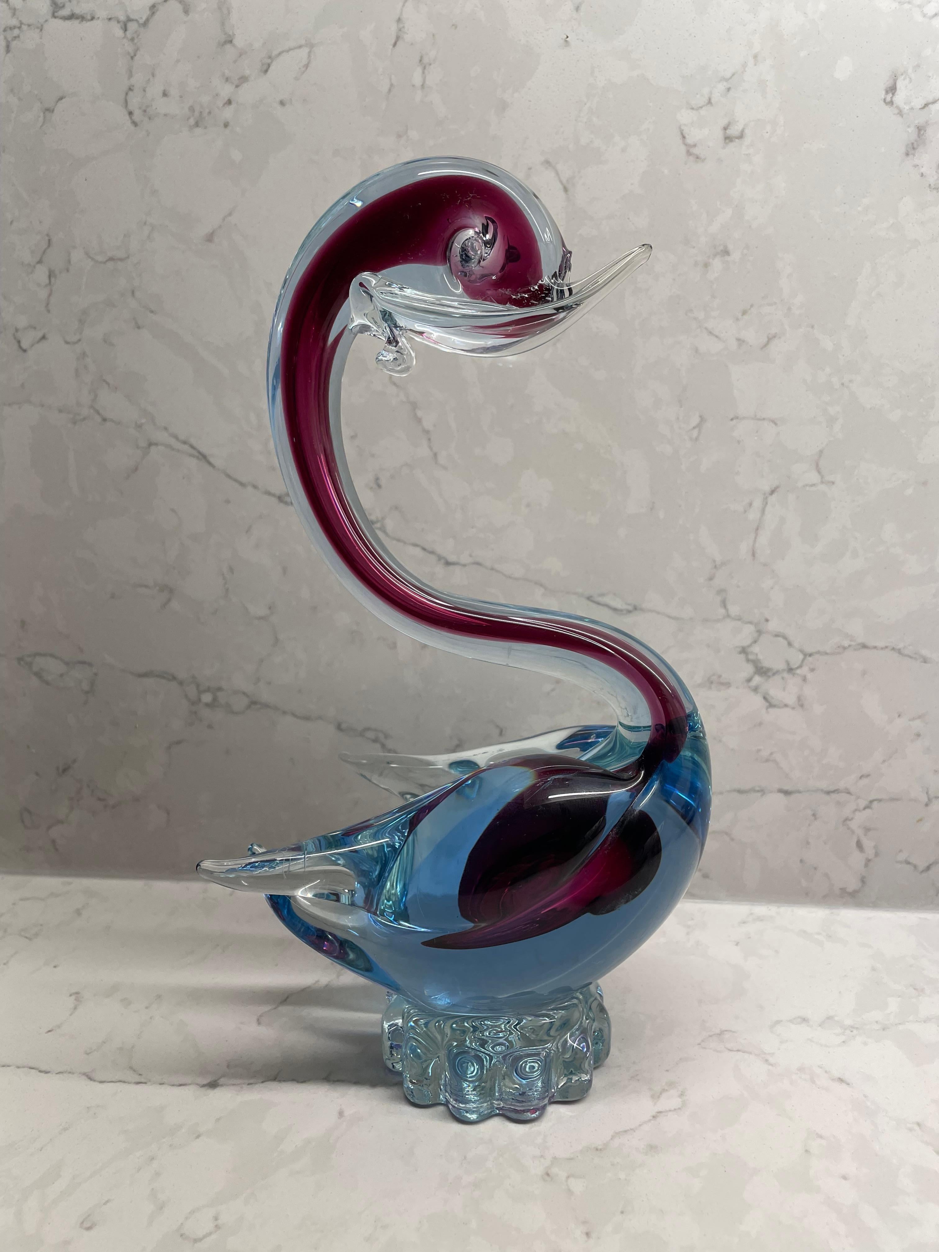 Atemberaubende Murano Art Glas Schwan Vogel-Figur. Diese Vogelfigur wurde in der Sommerso-Technik hergestellt und weist violette und blaue Farbtöne auf. 