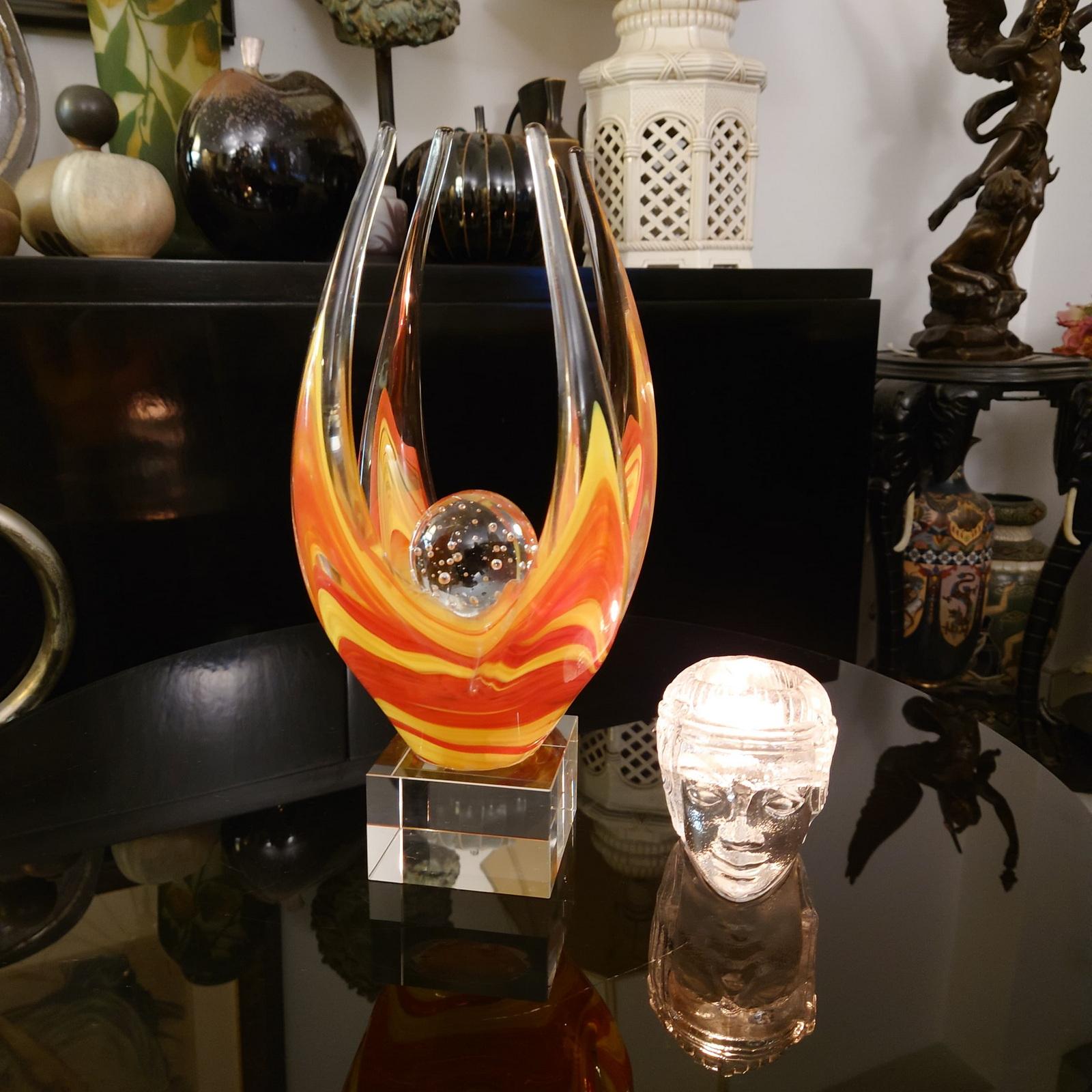 Scultura massiccia in vetro artistico con fiamma attribuita a Poul Kedelv

Si tratta di una bellissima scultura astratta di grandi dimensioni in vetro artistico con una fiamma stilizzata che sorregge una pesante sfera di vetro e che ci ricorda la