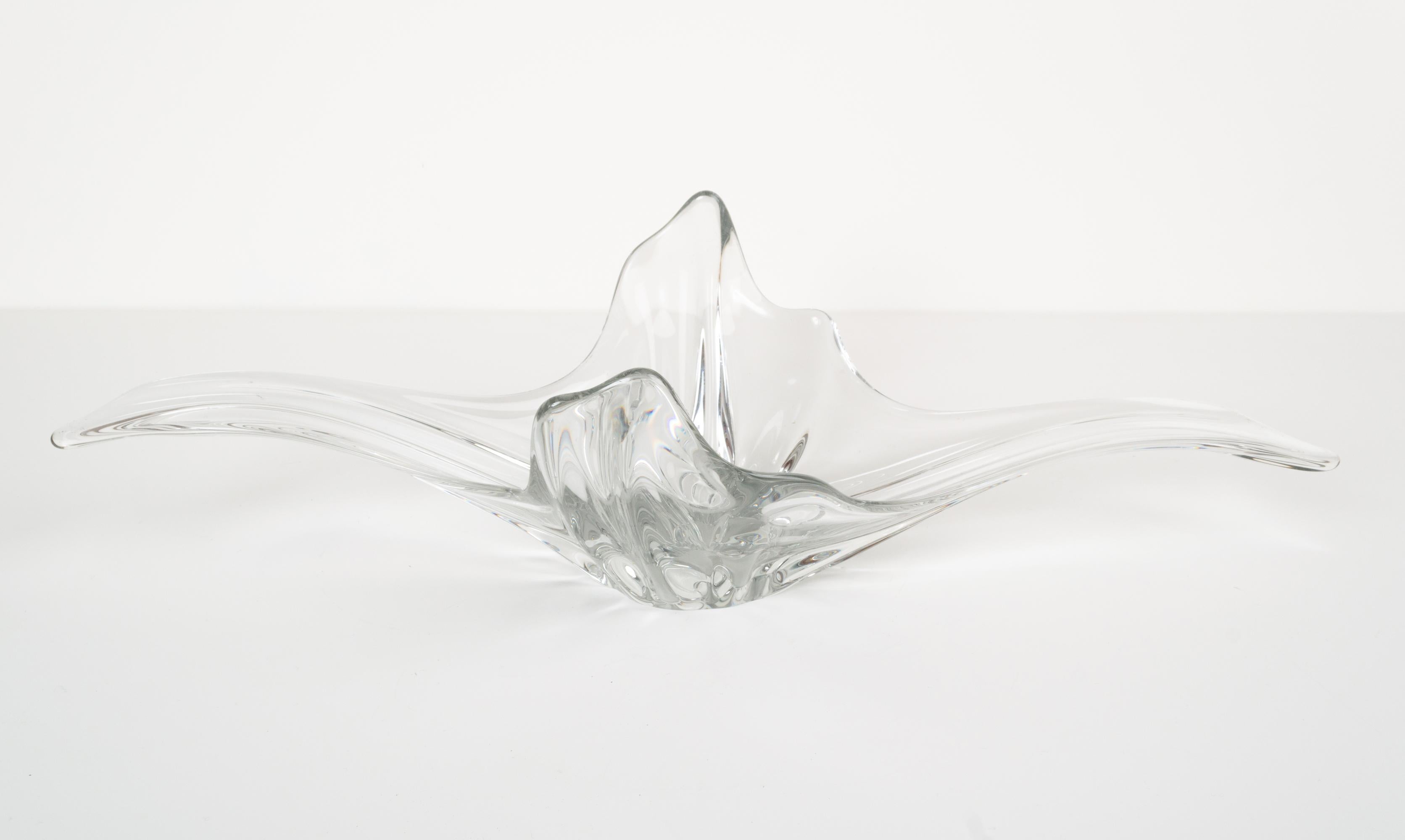 Kunstglas-Spritzschale. Frankreich, C.1950
Wunderbare organische Form.
Nach dem Vorbild von Val St. Lambert, Frankreich.
Präsentiert in ausgezeichnetem Zustand, dem Alter entsprechend, keine Chips.