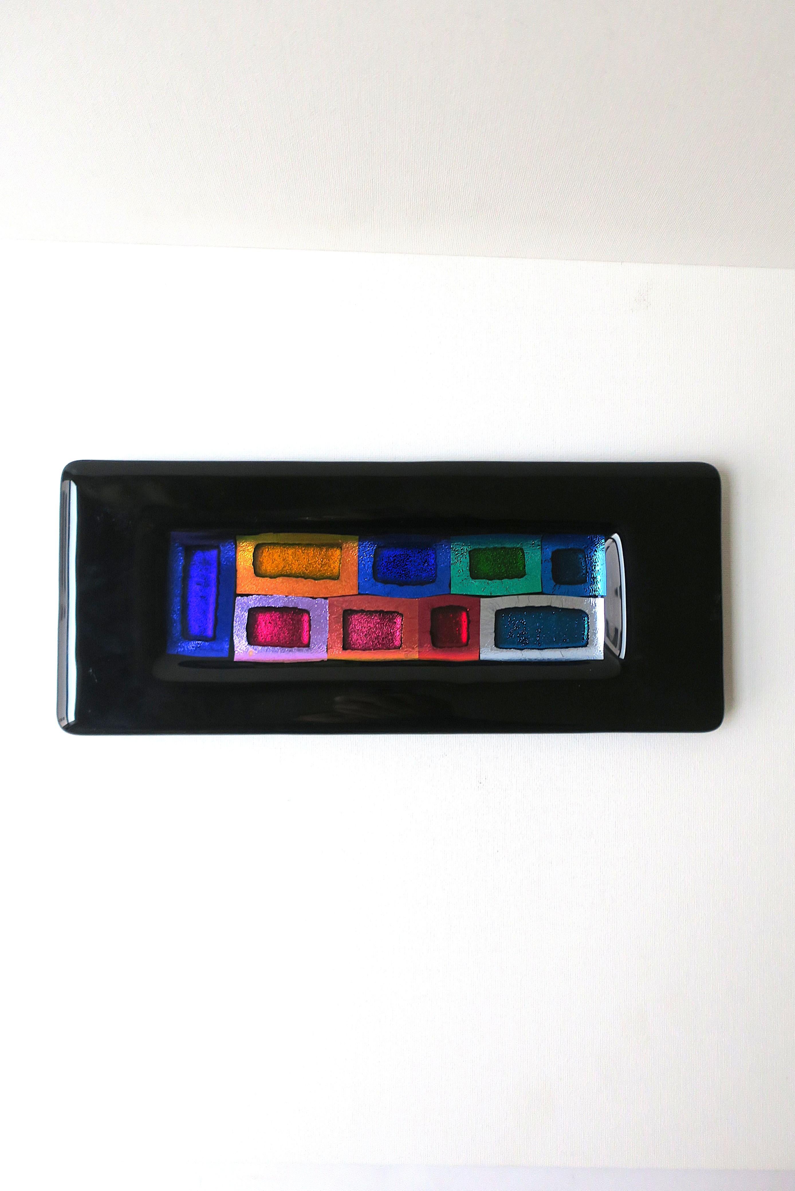 Un bellissimo vassoio in vetro artistico da studio con un design geometrico colorato e scintillante, 2014, USA. Il vassoio è in vetro nero con un disegno geometrico colorato e scintillante. Perfetto come pezzo indipendente su una credenza, un tavolo