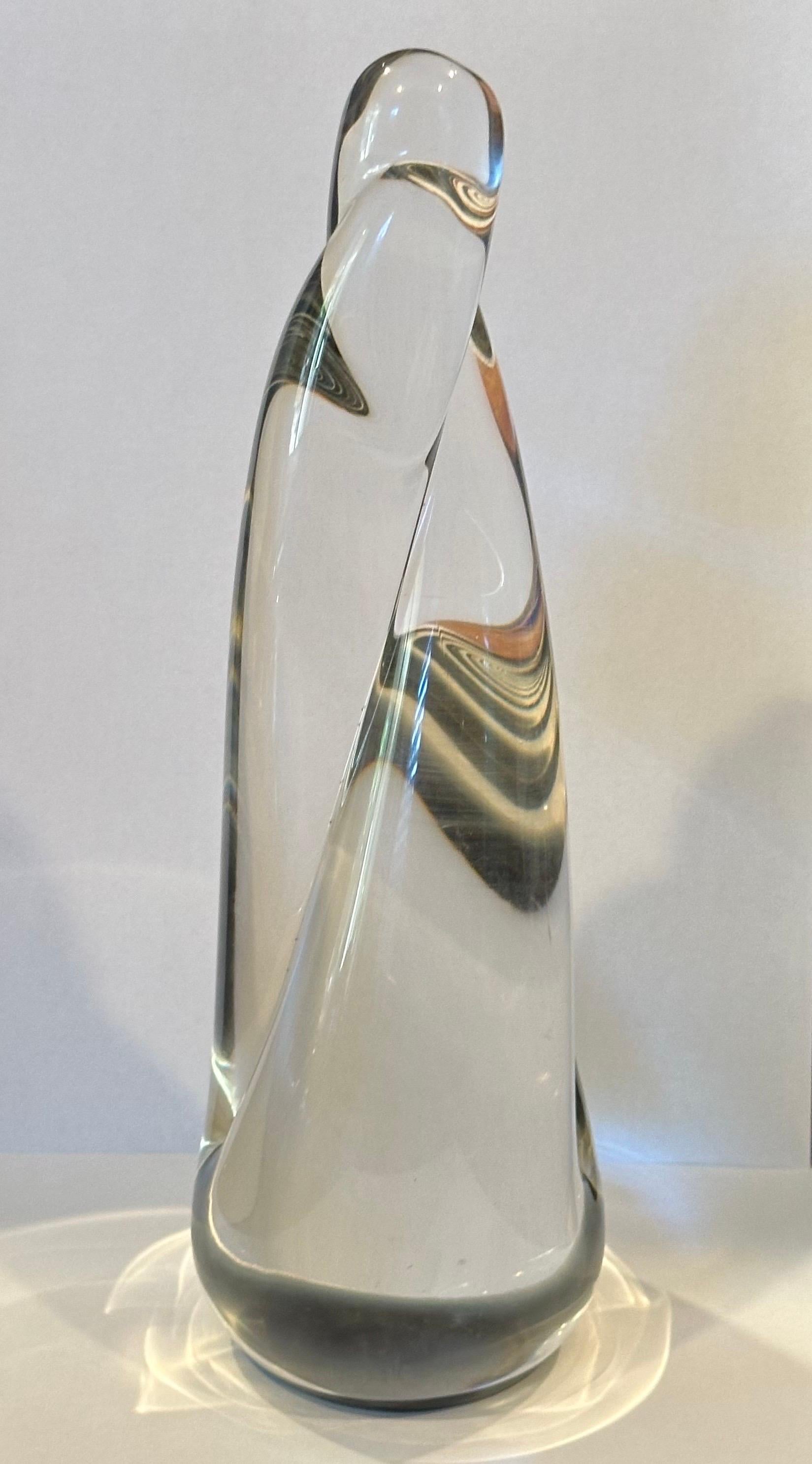 Magnifique sculpture torsadée en verre d'art de Steven Maslach, circa 1987.  La pièce est en très bon état, sans éclats ni fissures. Elle mesure 3,75 