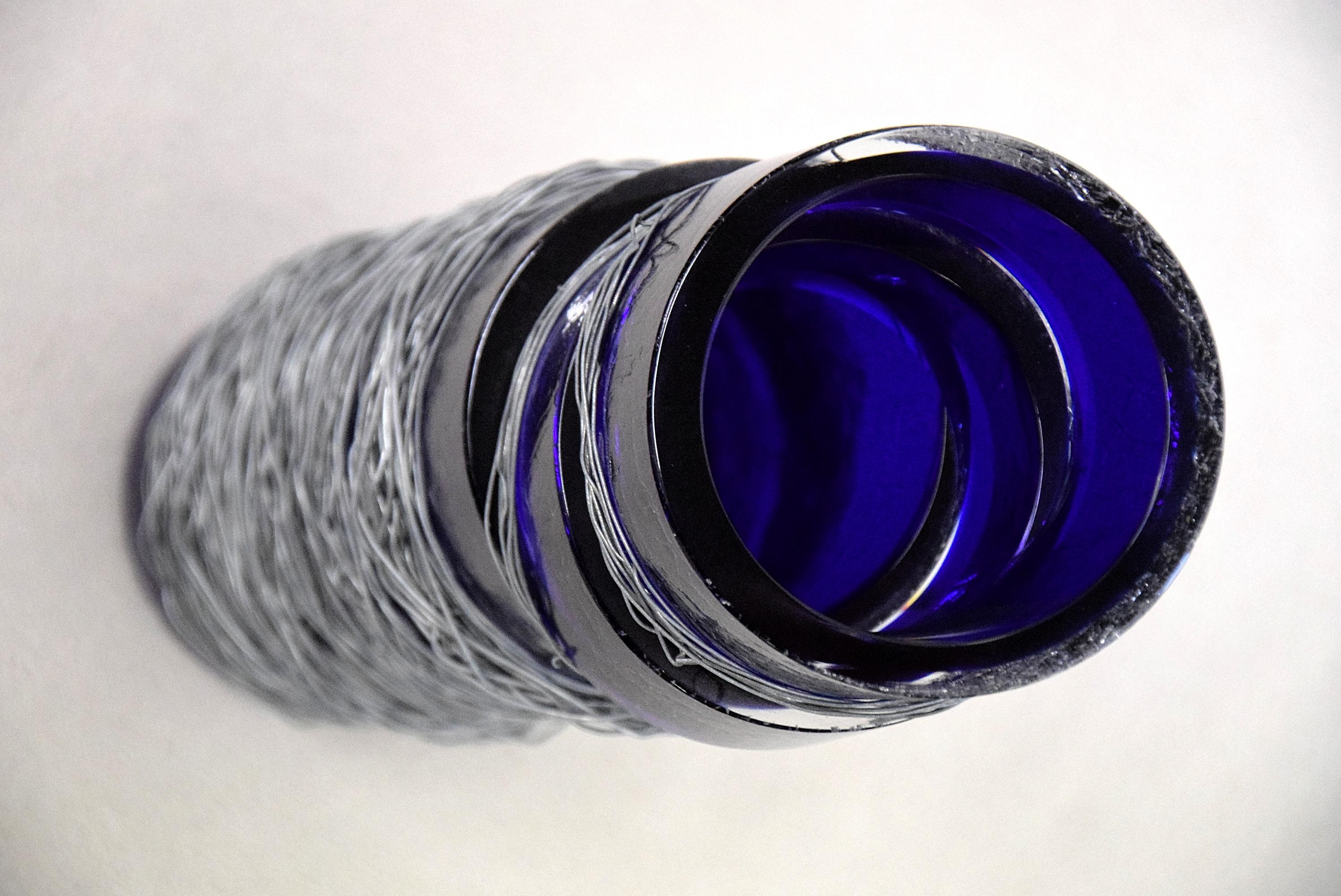 Vase unique en verre d'art de Novy Bor, fabriqué au début des années 1990.

Cette beauté unique en son genre mesure 15,748 pouces et est en parfait état. Pas de dommages ni d'ébréchures.