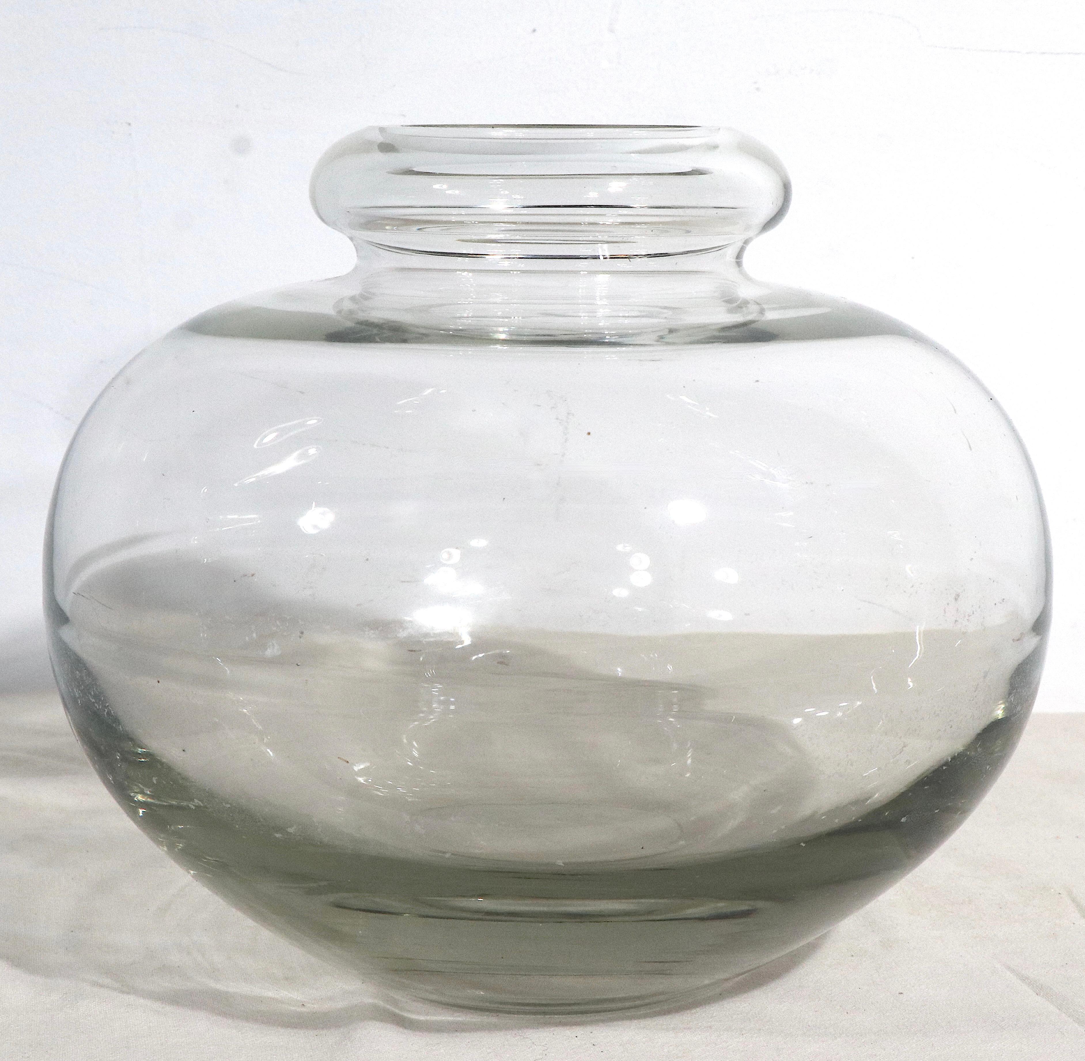 Vase du milieu du siècle en verre transparent, avec un bord supérieur fini et un fond poli. Cette pièce est en très bon état, d'origine, sans dommages ni réparations. Attribué à A.D. Copieur, pour Leerdam Glasfabrik, cet exemplaire n'est pas signé.