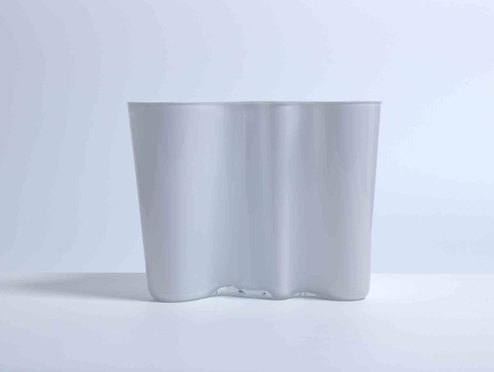 Vase vintage en verre blanc gainé conçu par Alvar Aalto et réalisé par Iittala, Finlande.

Réalisée depuis les années 1960, cette série est l'une des plus célèbres parmi les productions d'Iittal.

Ces vases asymétriques ont remporté l'exposition
