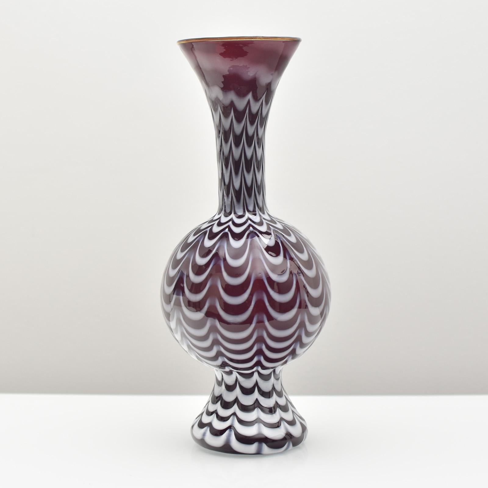 Italian Art Glass Vase by Fratelli Toso Murano 1940s Fenicio Spiderweb For Sale