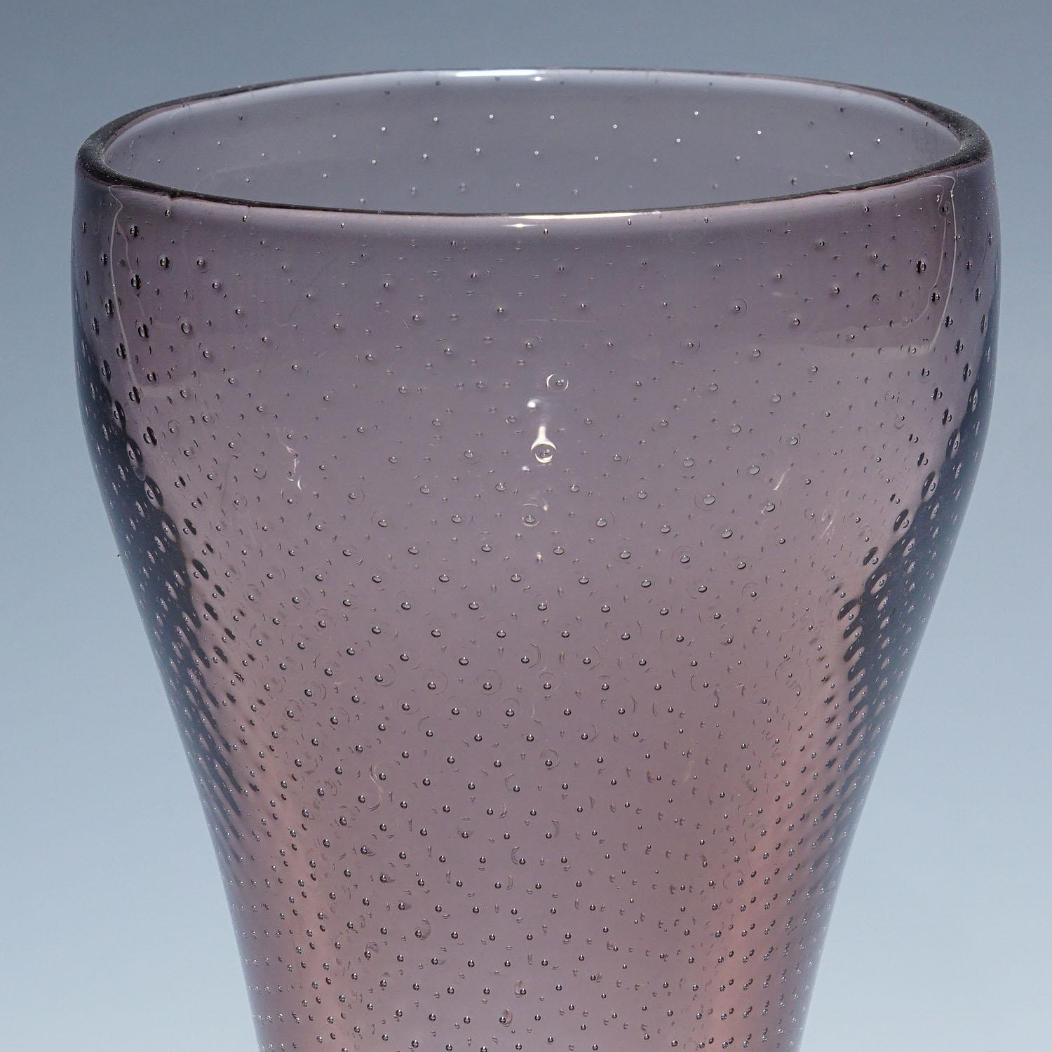 Vase aus Kunstglas von Gunnel Nyman für Nuutajarvi Notsio (20. Jahrhundert) im Angebot