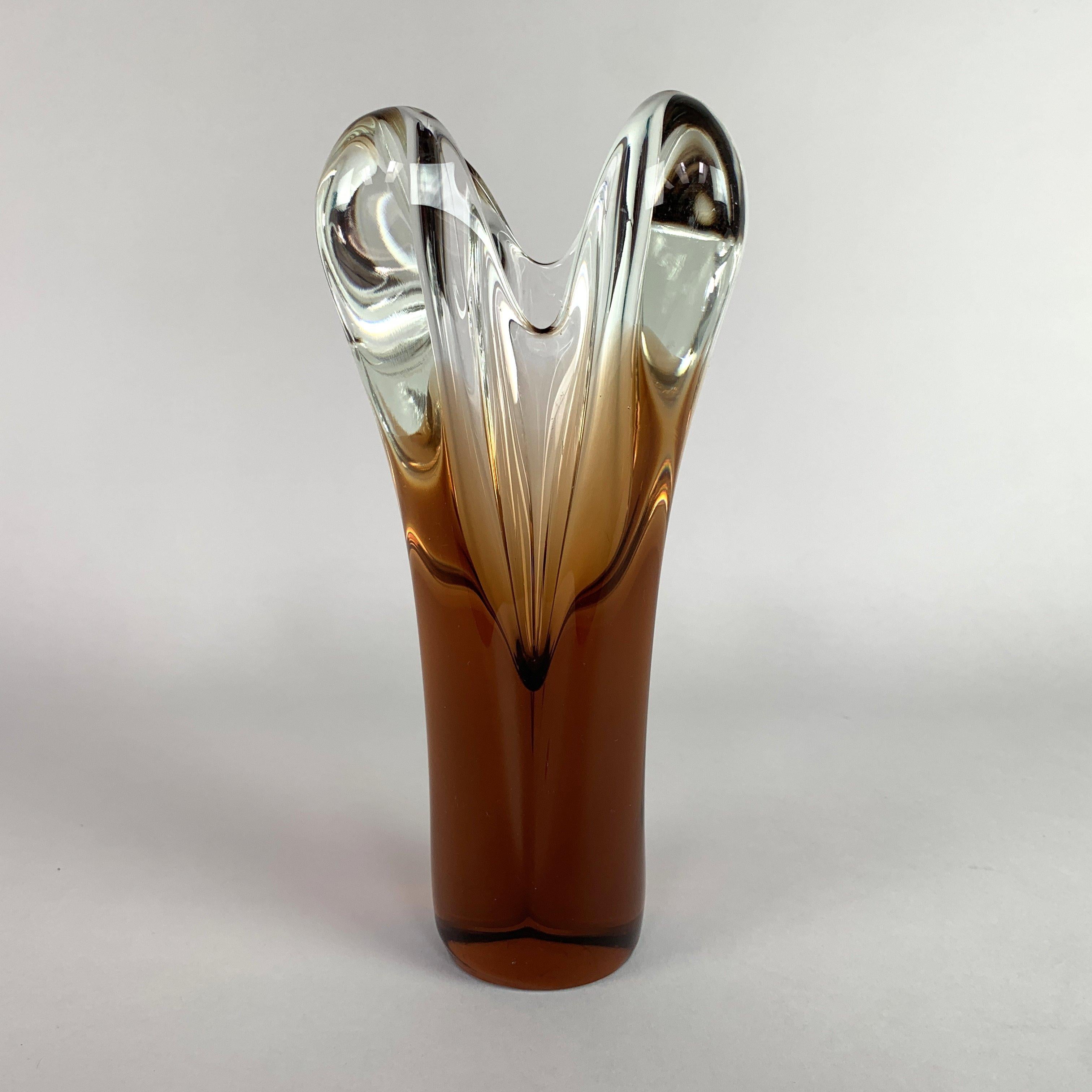 Vase en verre d'art vintage conçu par Jan Beranek et fabriqué par Skrdlovice Glassworks dans les années 1960 dans l'ancienne Tchécoslovaquie. Très bon état vintage. 
L'article mesure environ 23,5 cm de haut. Le poids est d'environ 1,6 kg.