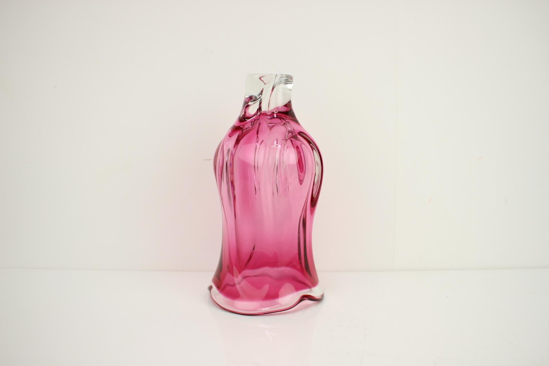 Vase sculptural en verre d'art tchèque, conçu par Josef Hospodka dans les années 1960 et fabriqué par la verrerie Chribska. 
Vase rose, prêt à accueillir de jolies fleurs.
Une propreté à toute épreuve.